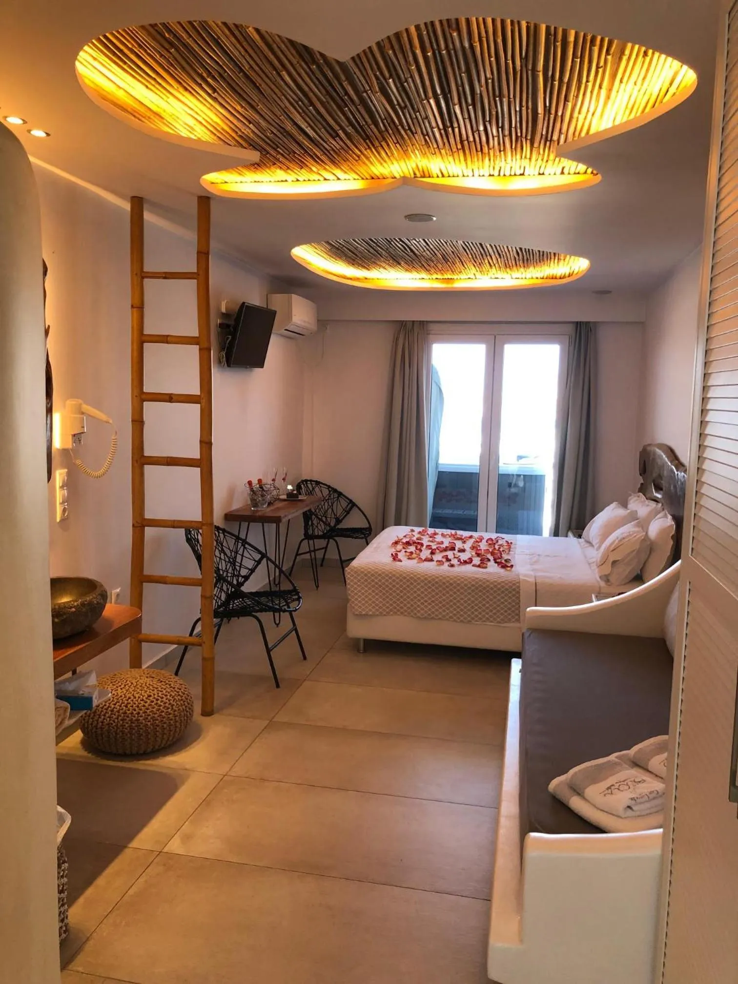 Photo of the whole room, Bed in Ibiscus Boutique