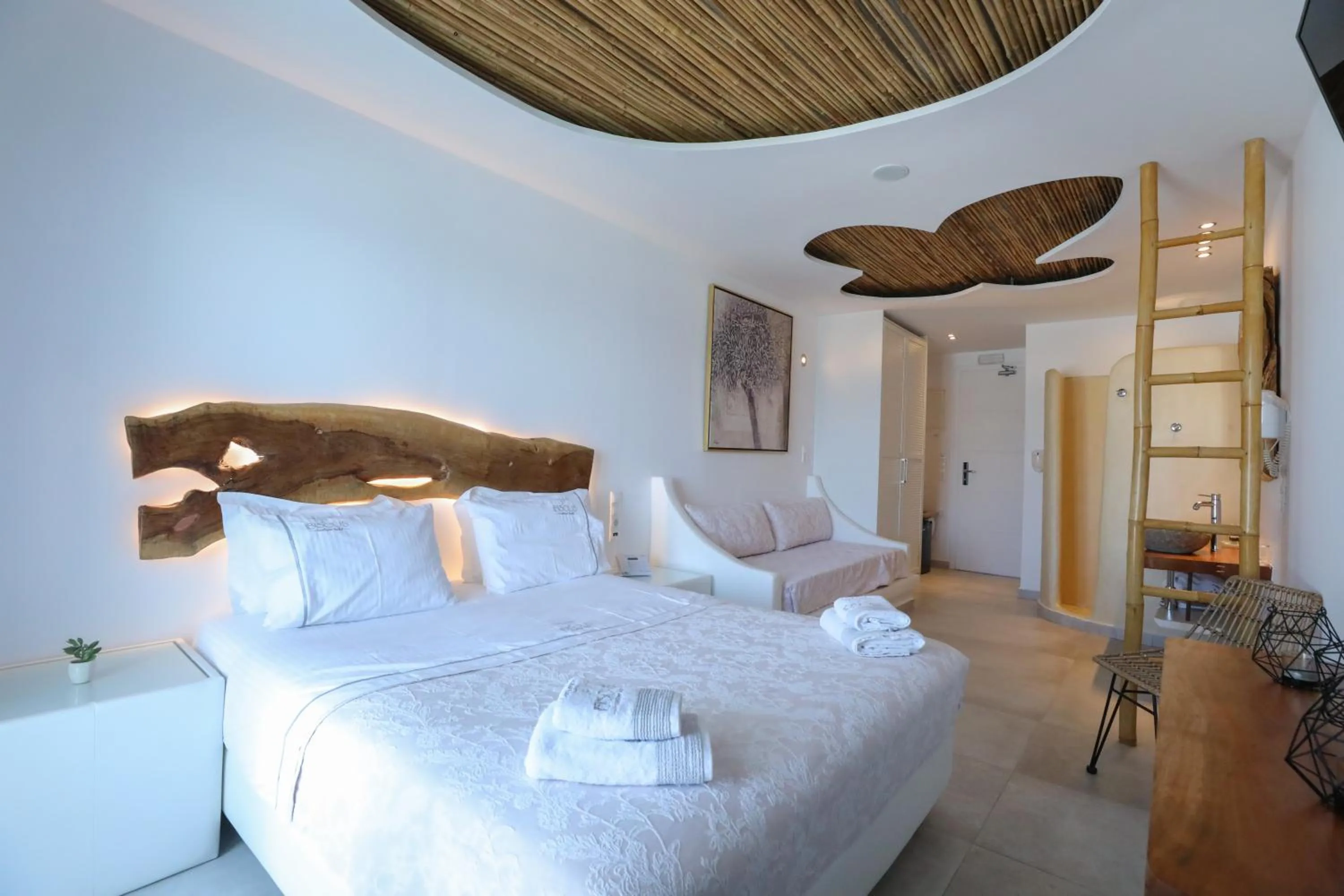 Shower, Bed in Ibiscus Boutique