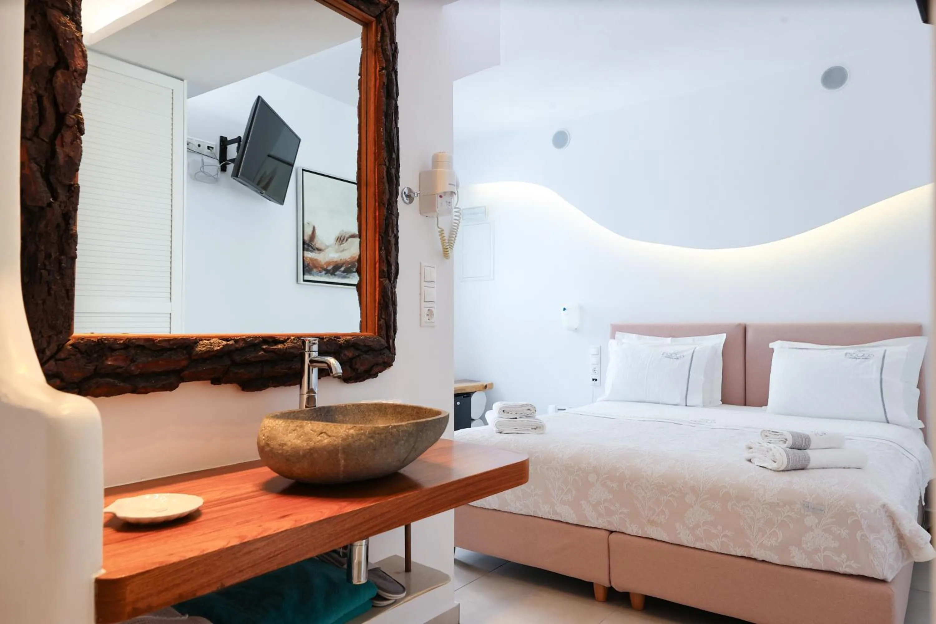 Photo of the whole room, Bed in Ibiscus Boutique