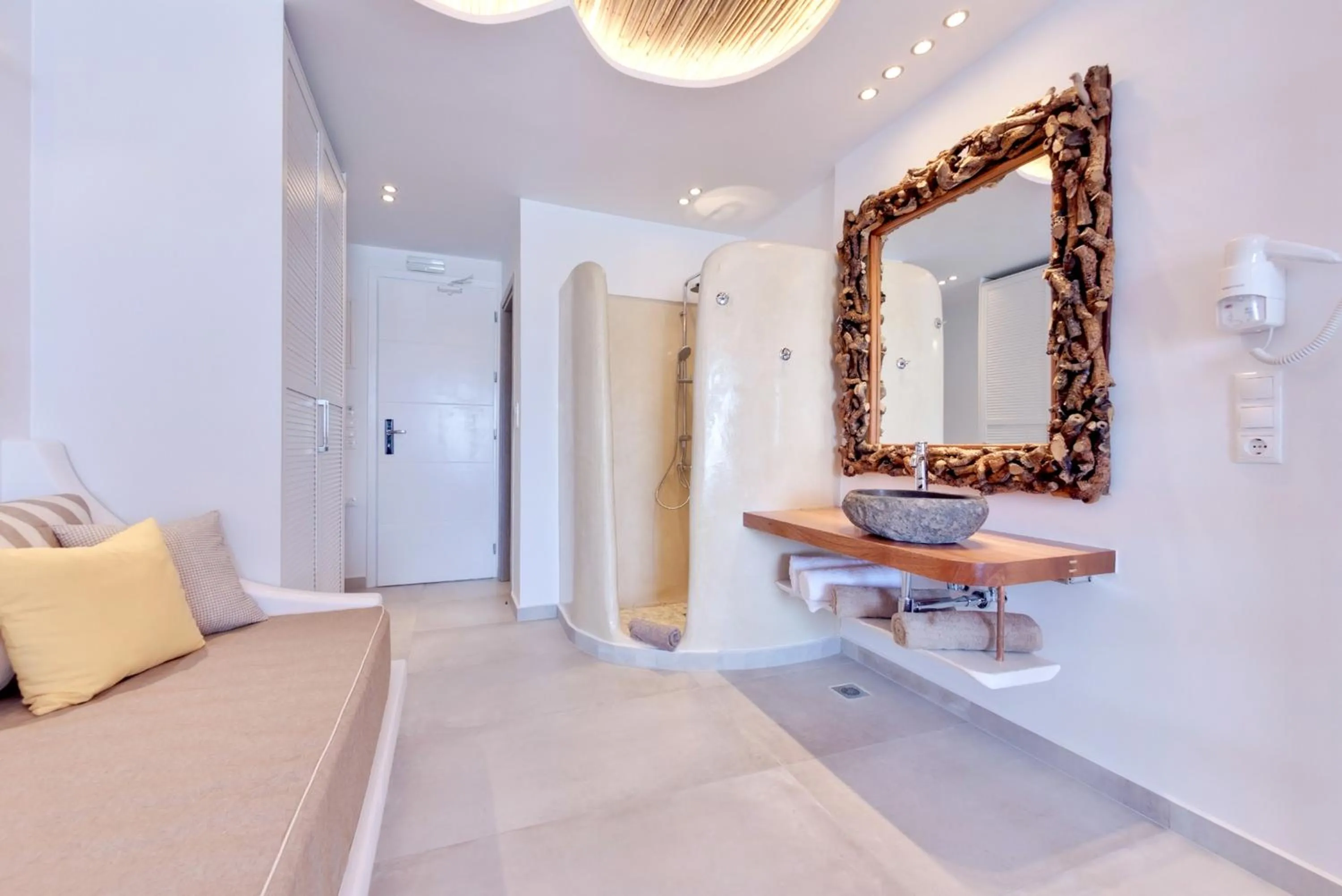 Photo of the whole room in Ibiscus Boutique