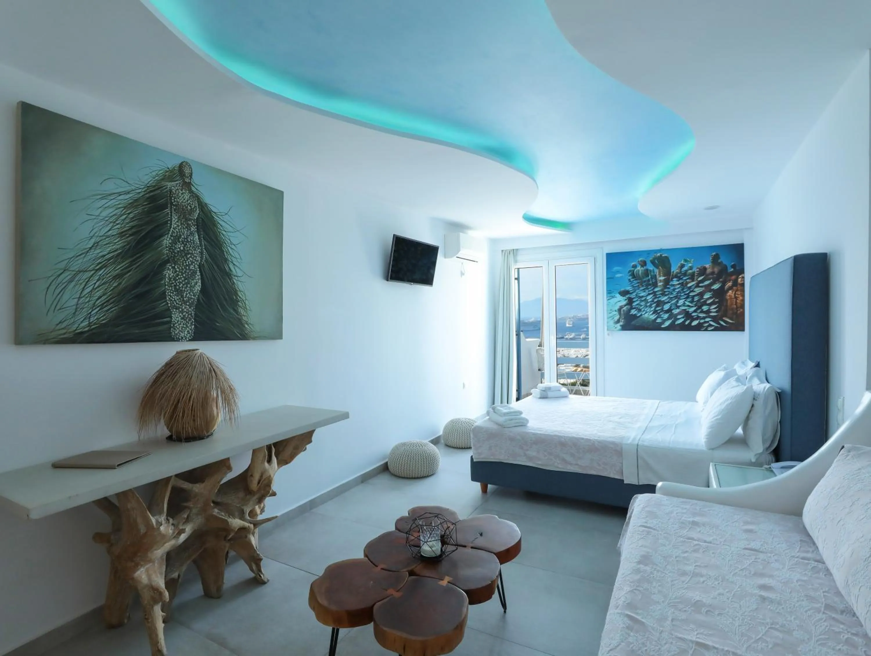 Photo of the whole room, Bed in Ibiscus Boutique