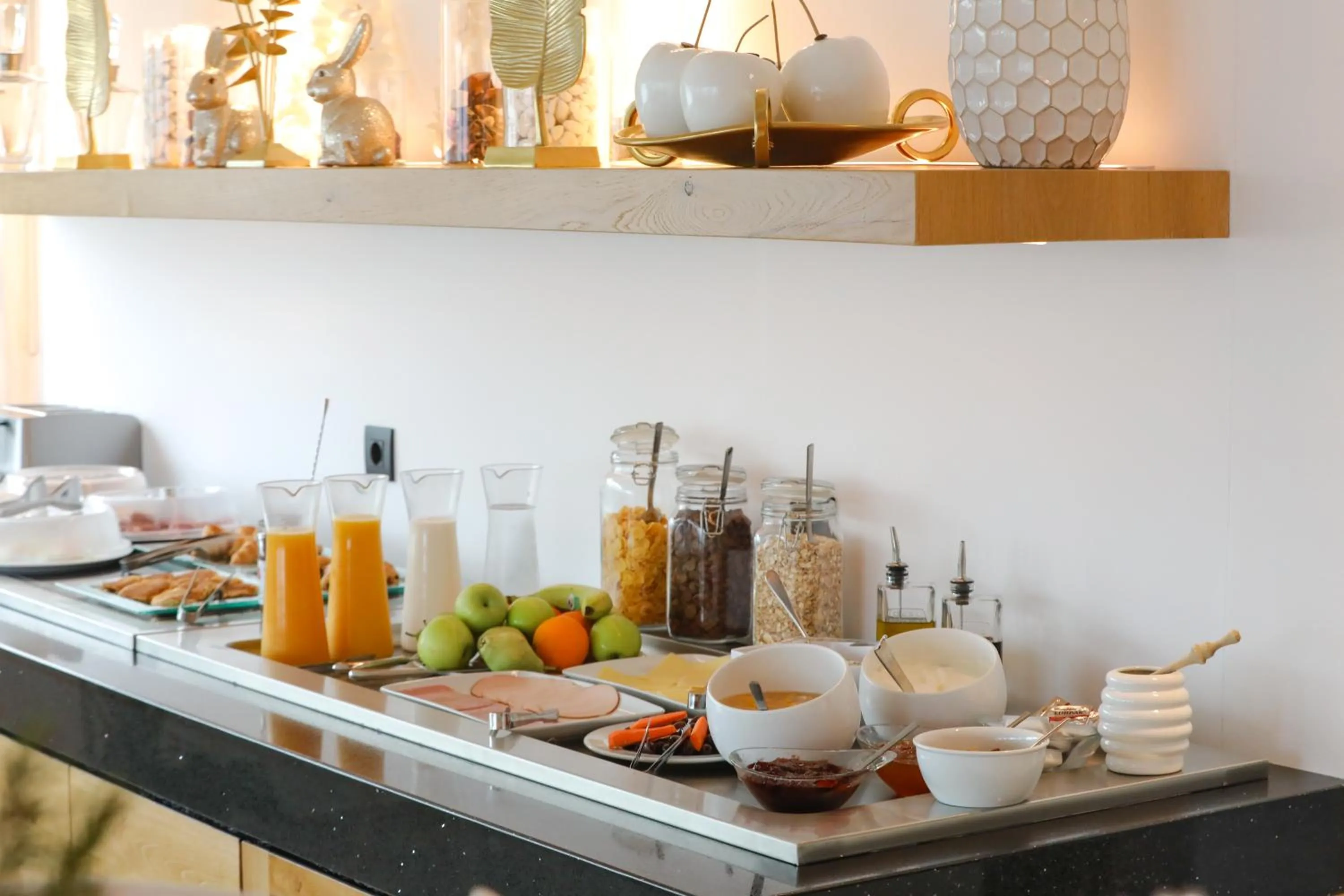 Food and drinks in Ibiscus Boutique