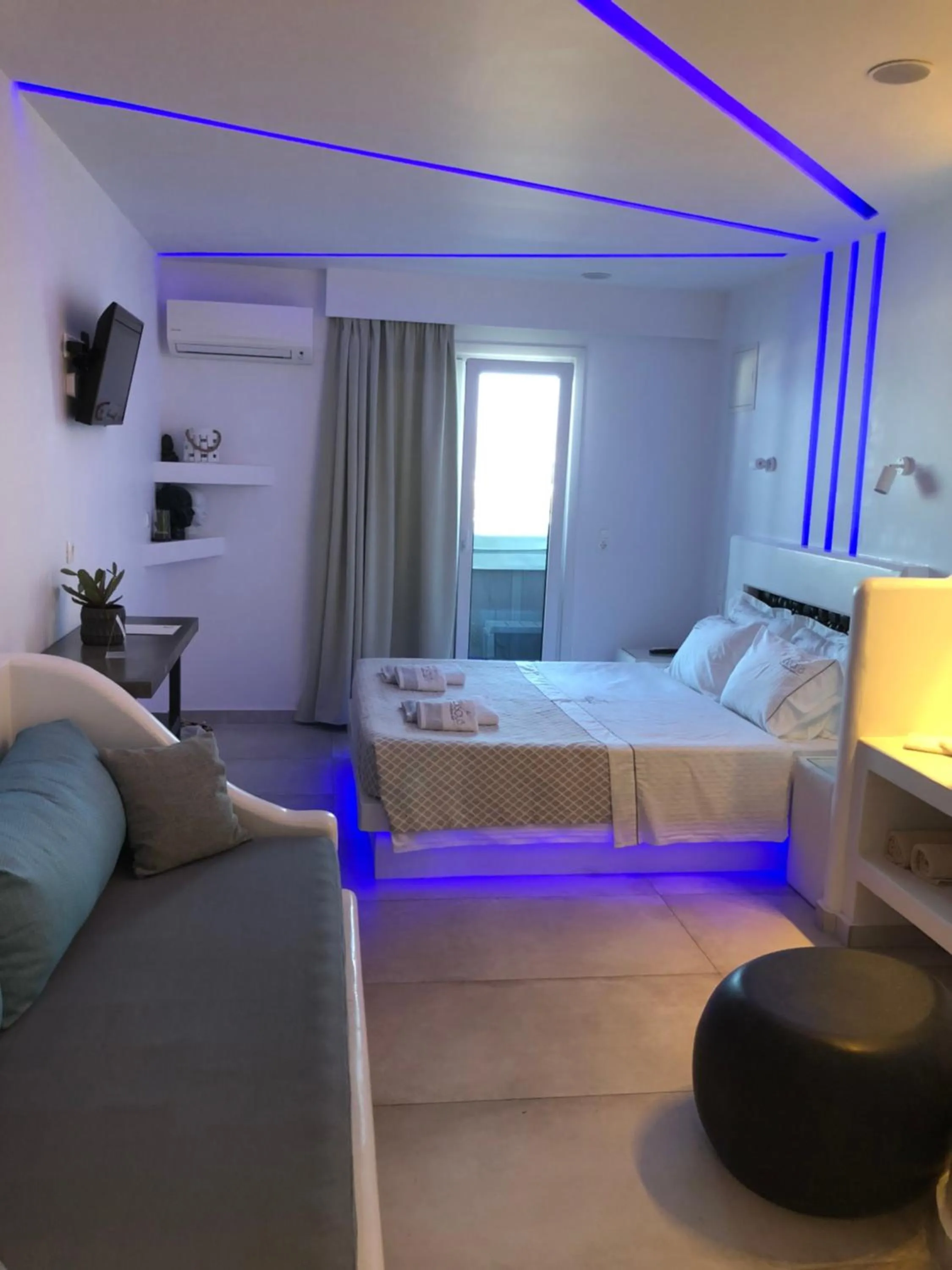 Photo of the whole room, Bed in Ibiscus Boutique