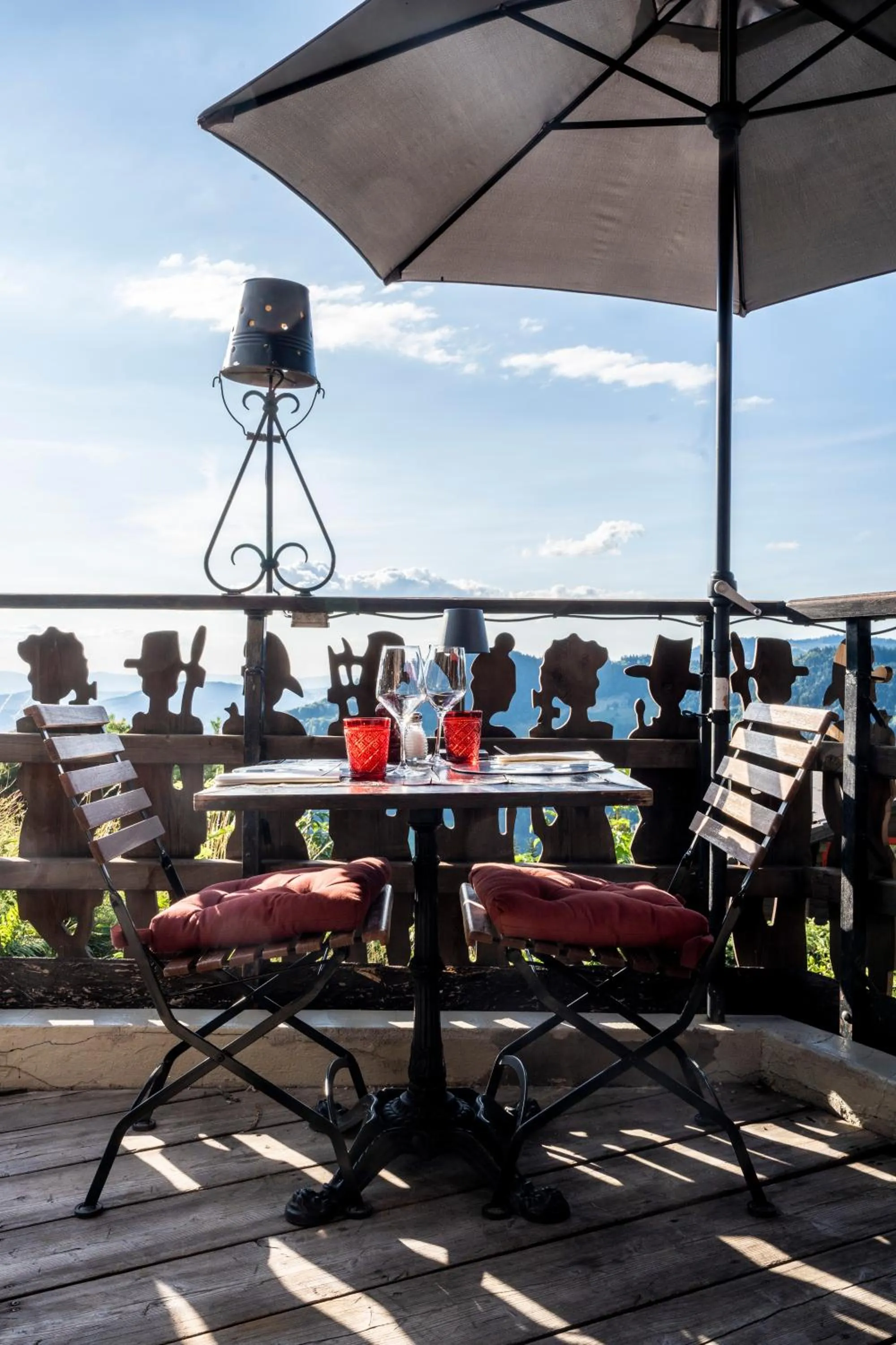 Restaurant/places to eat in Le Coucou Hotel Restaurant & Lounge-Bar