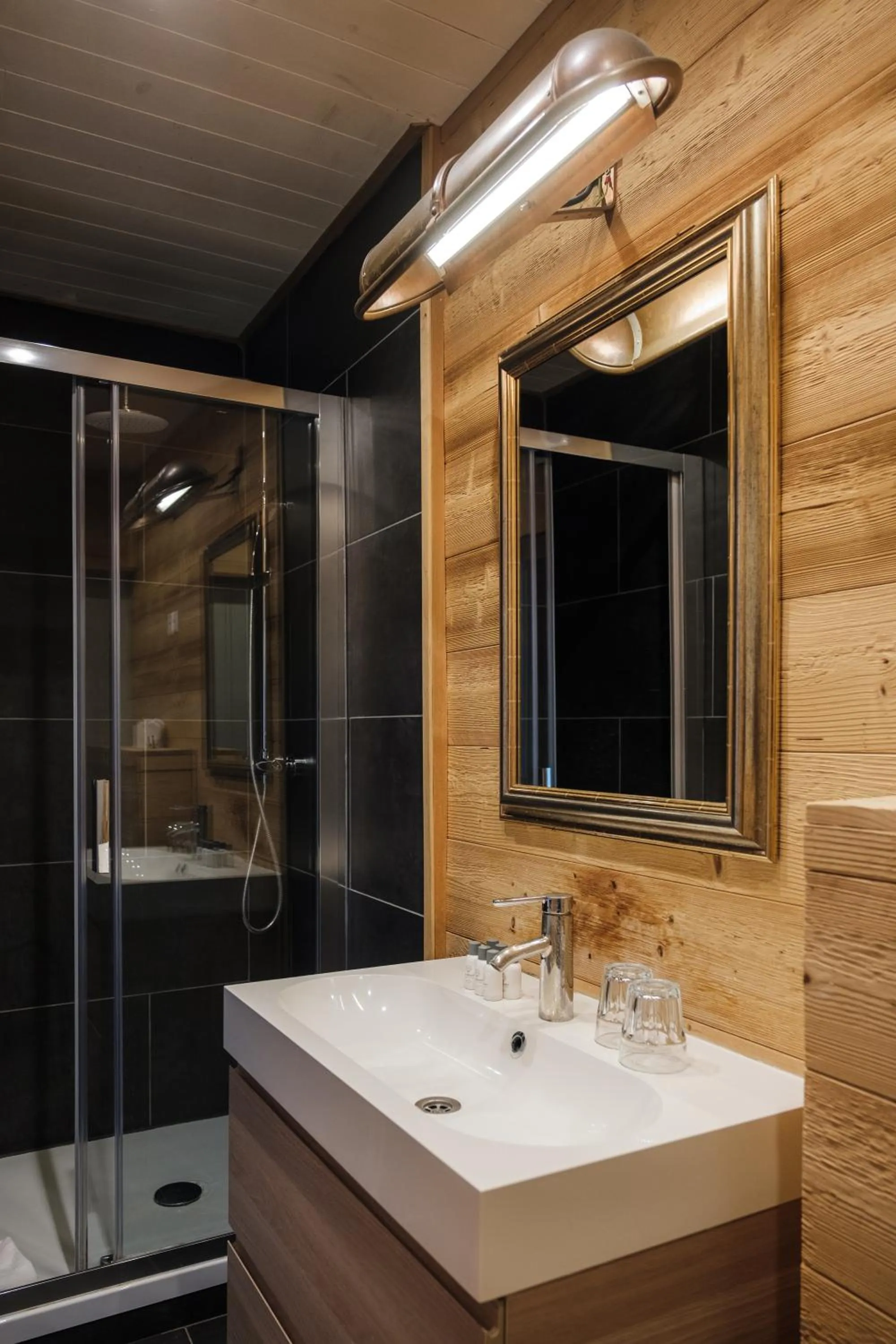 Shower in Le Coucou Hotel Restaurant & Lounge-Bar