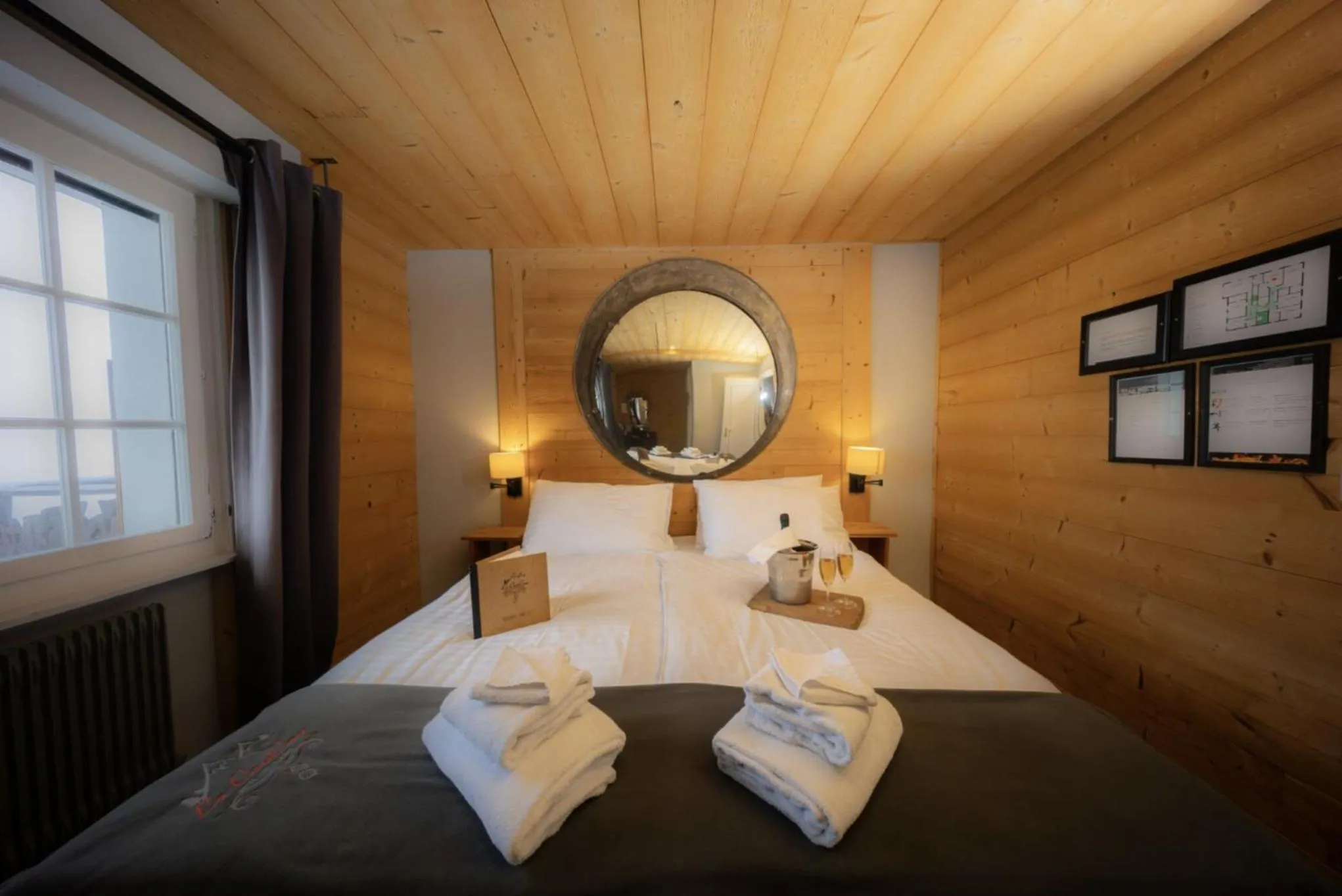 Property building, Bed in Le Coucou Hotel Restaurant & Lounge-Bar