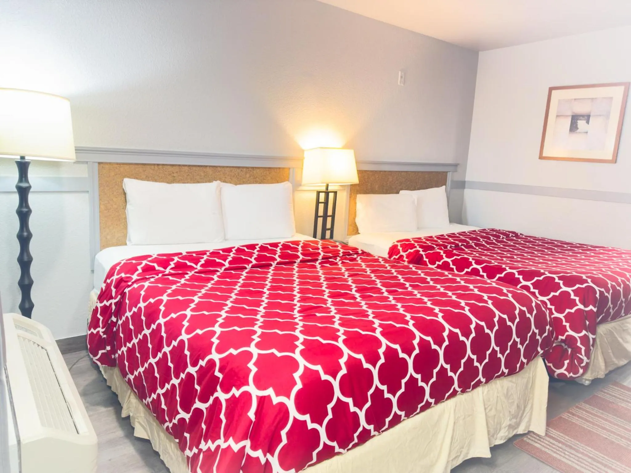 Bed in Americas Inn & Suite