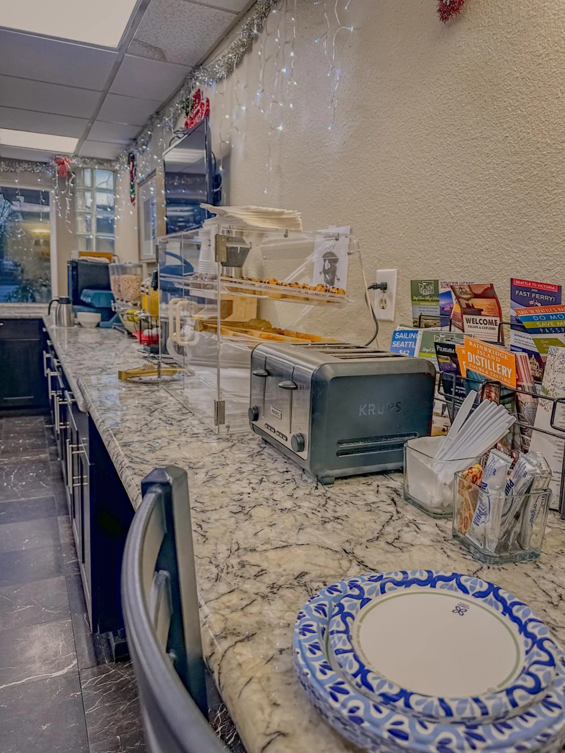 Breakfast in Americas Inn & Suite