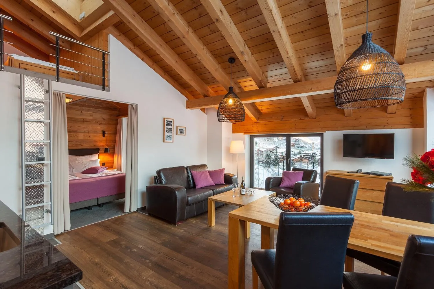 Living room, Bed in 22 Summits Apartments