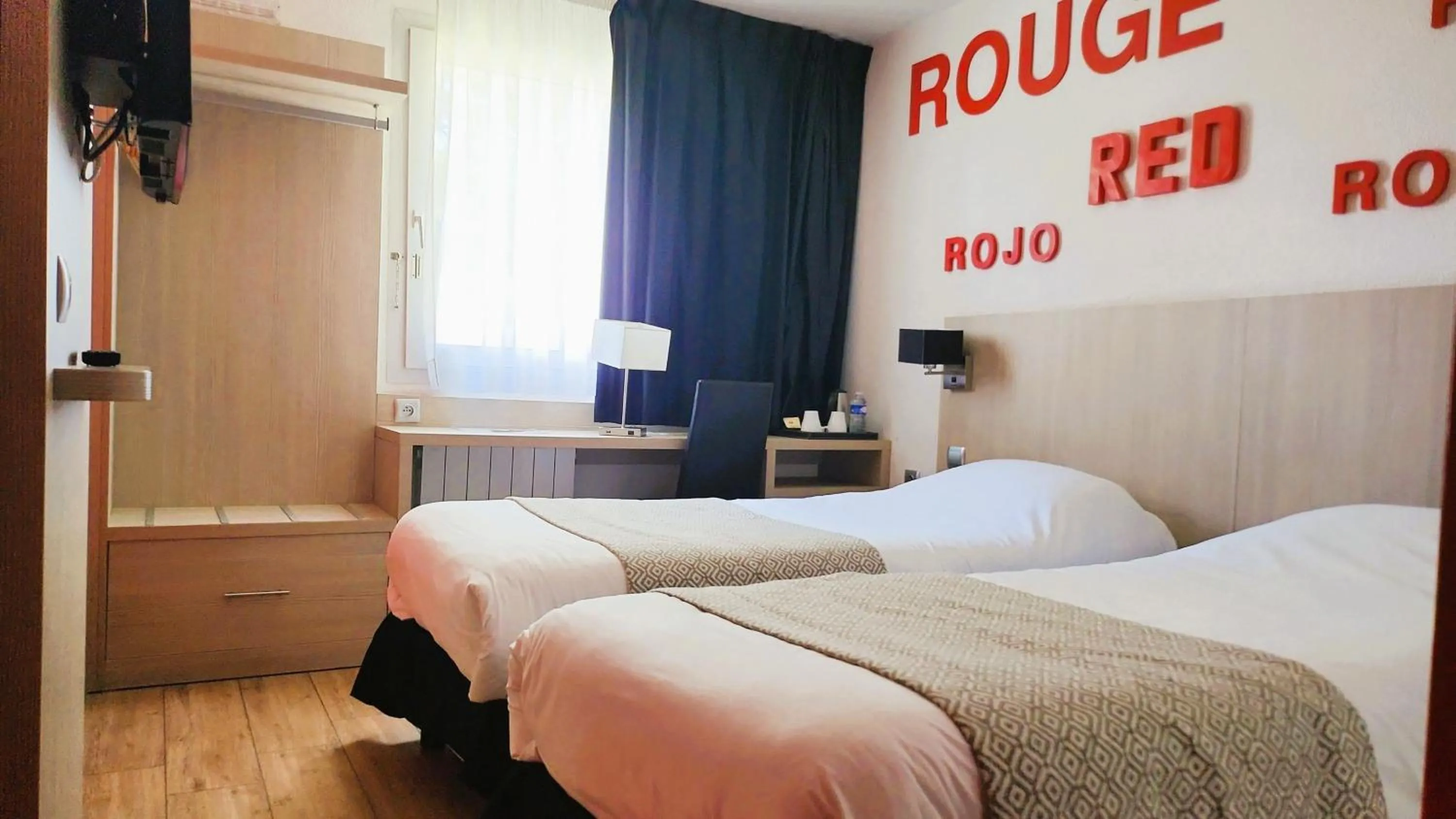 Bedroom, Bed in Hôtel Relais d'Étretat