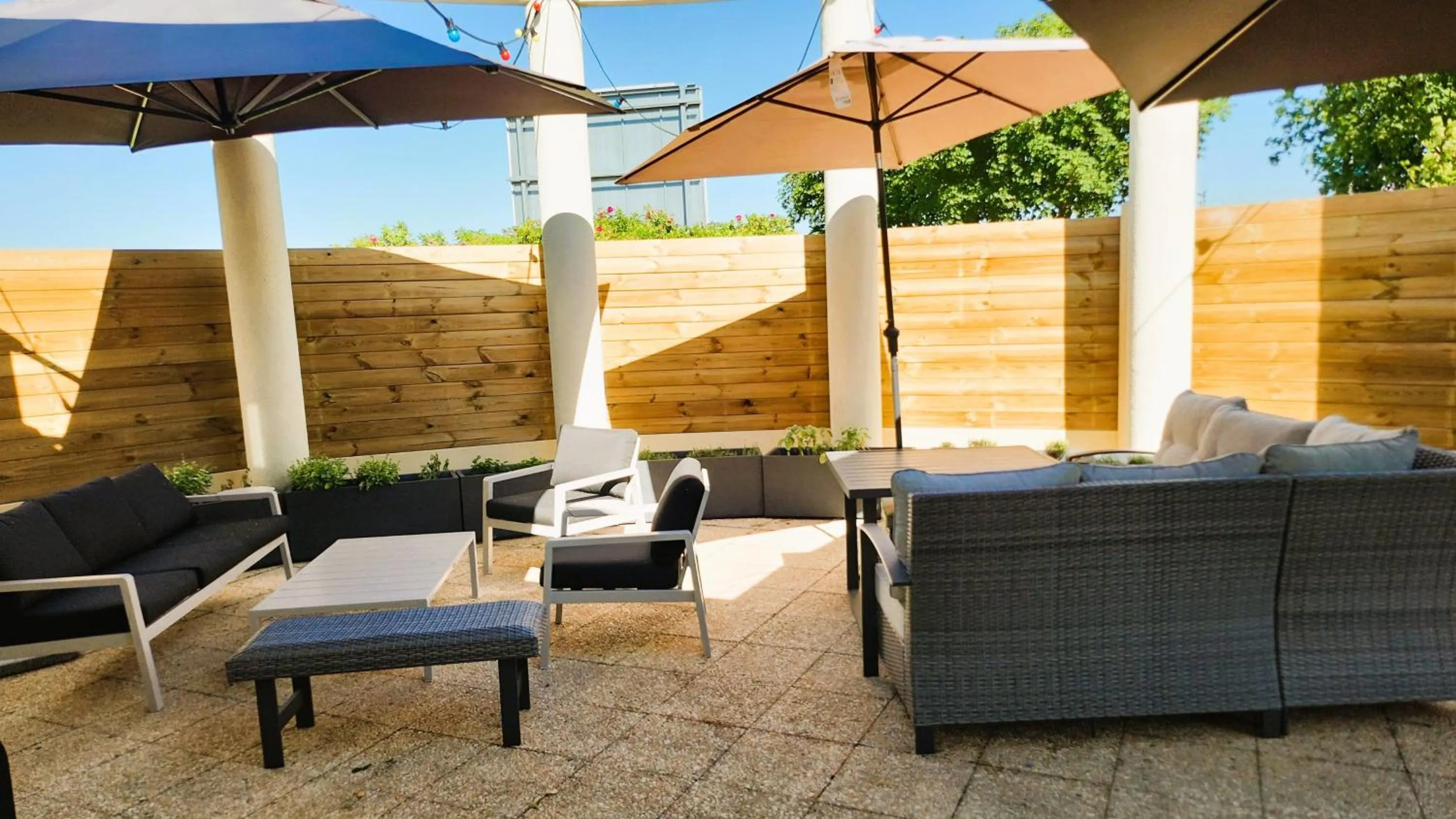 Patio in Hôtel Relais d'Étretat