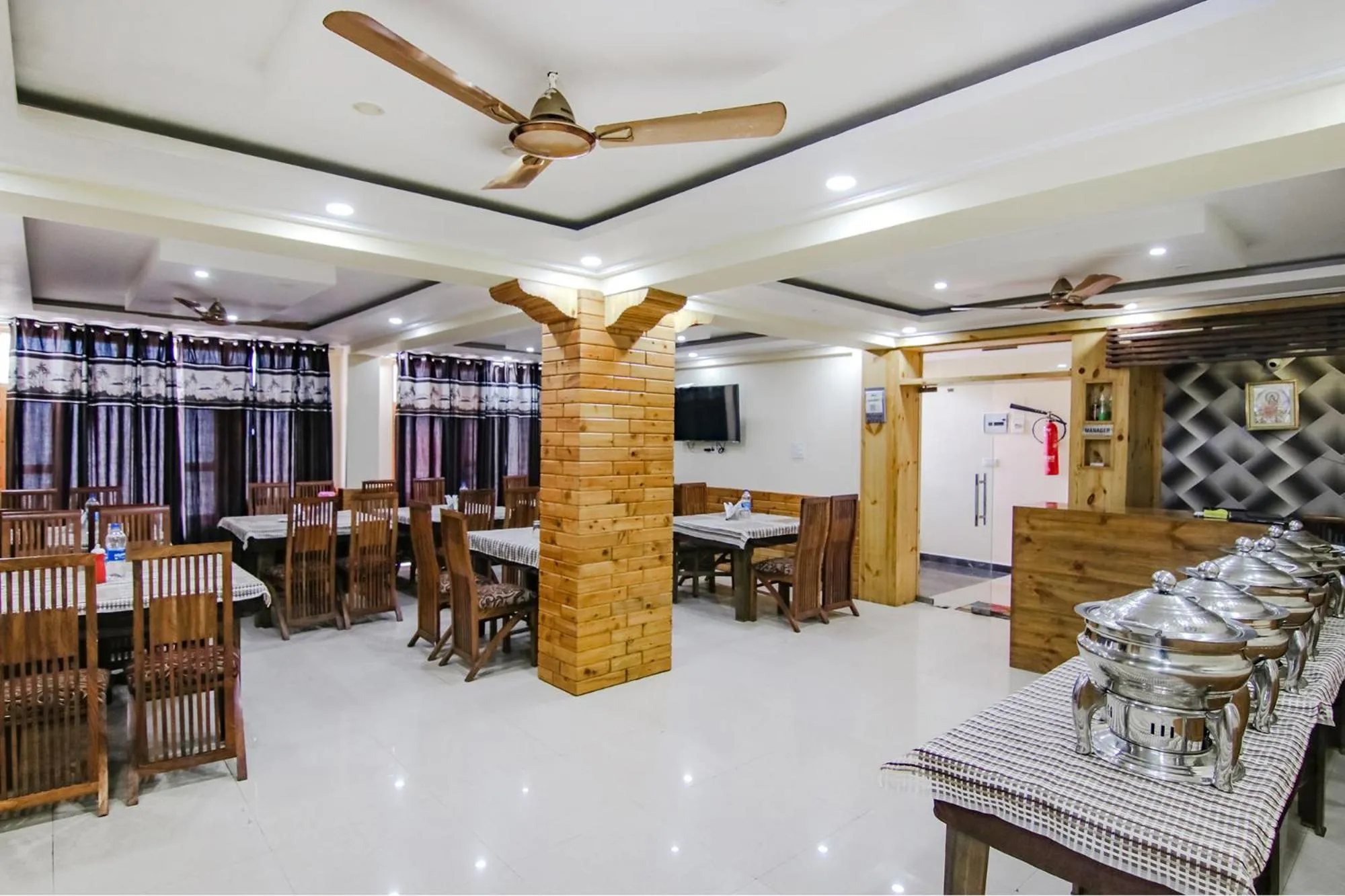 Restaurant/places to eat in FabHotel The Eden