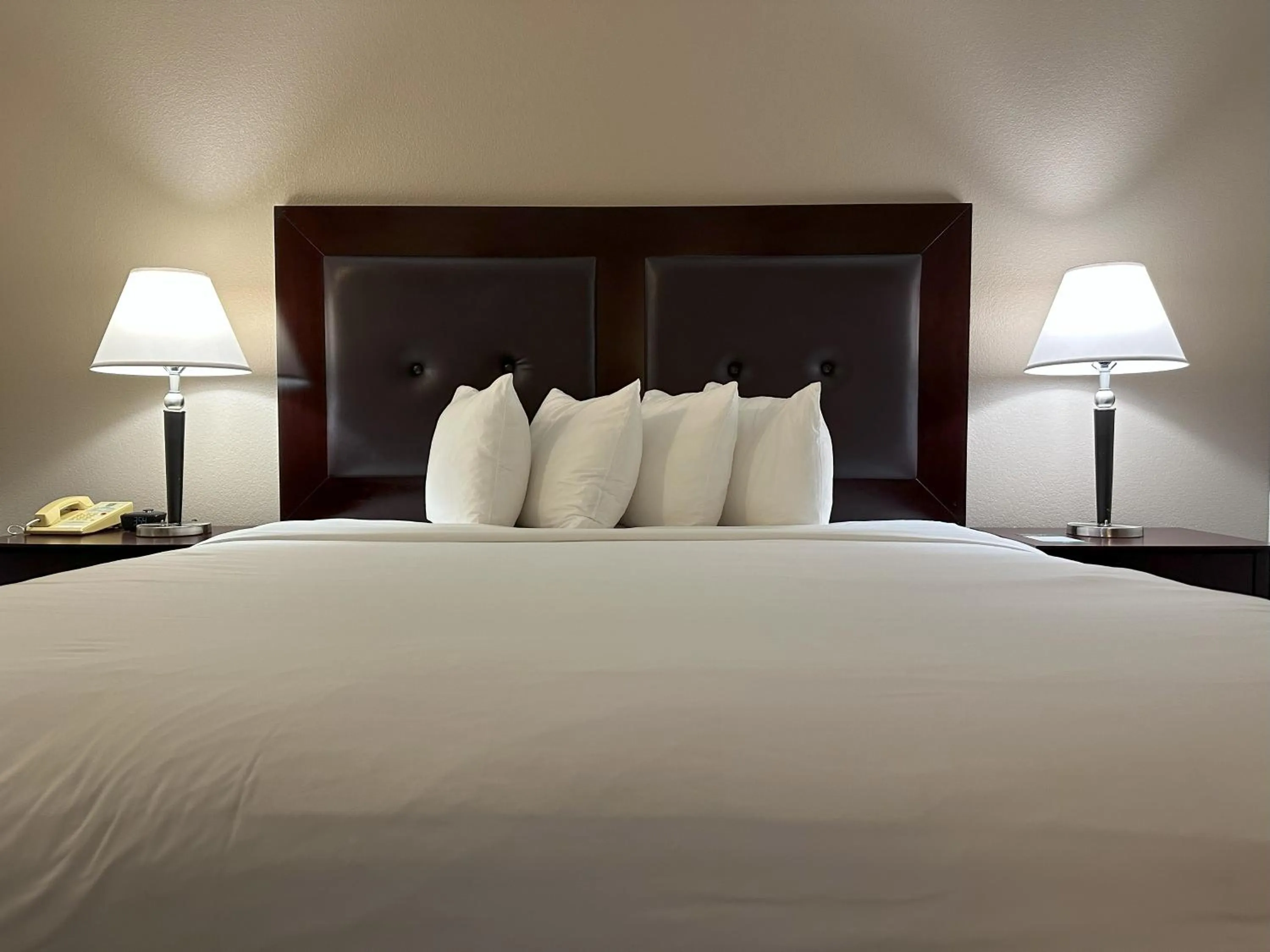 Room with One King Bed and Two Queen Beds - Non-Smoking in Quality Inn & Suites Everett