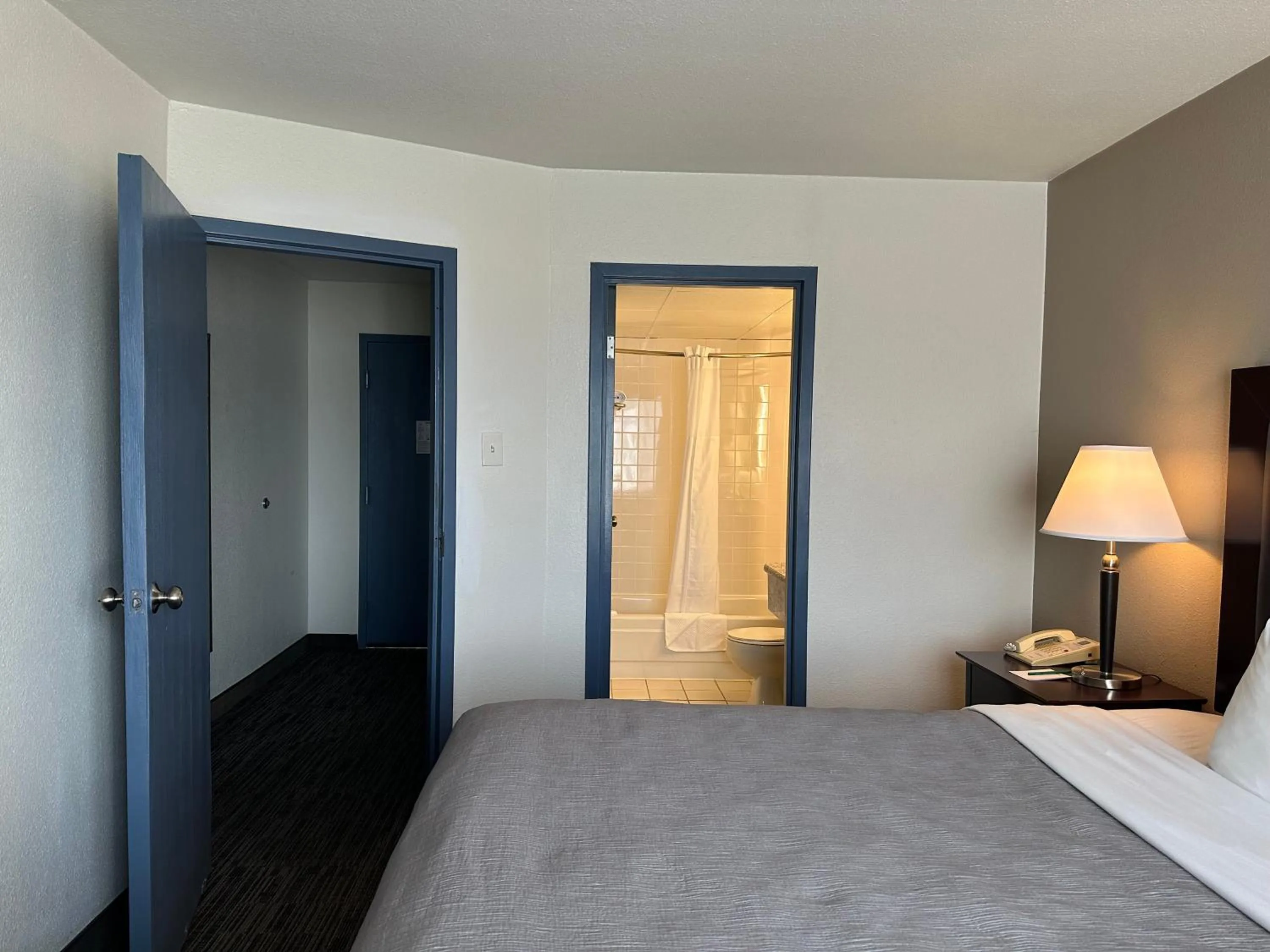 Bed in Quality Inn & Suites Everett