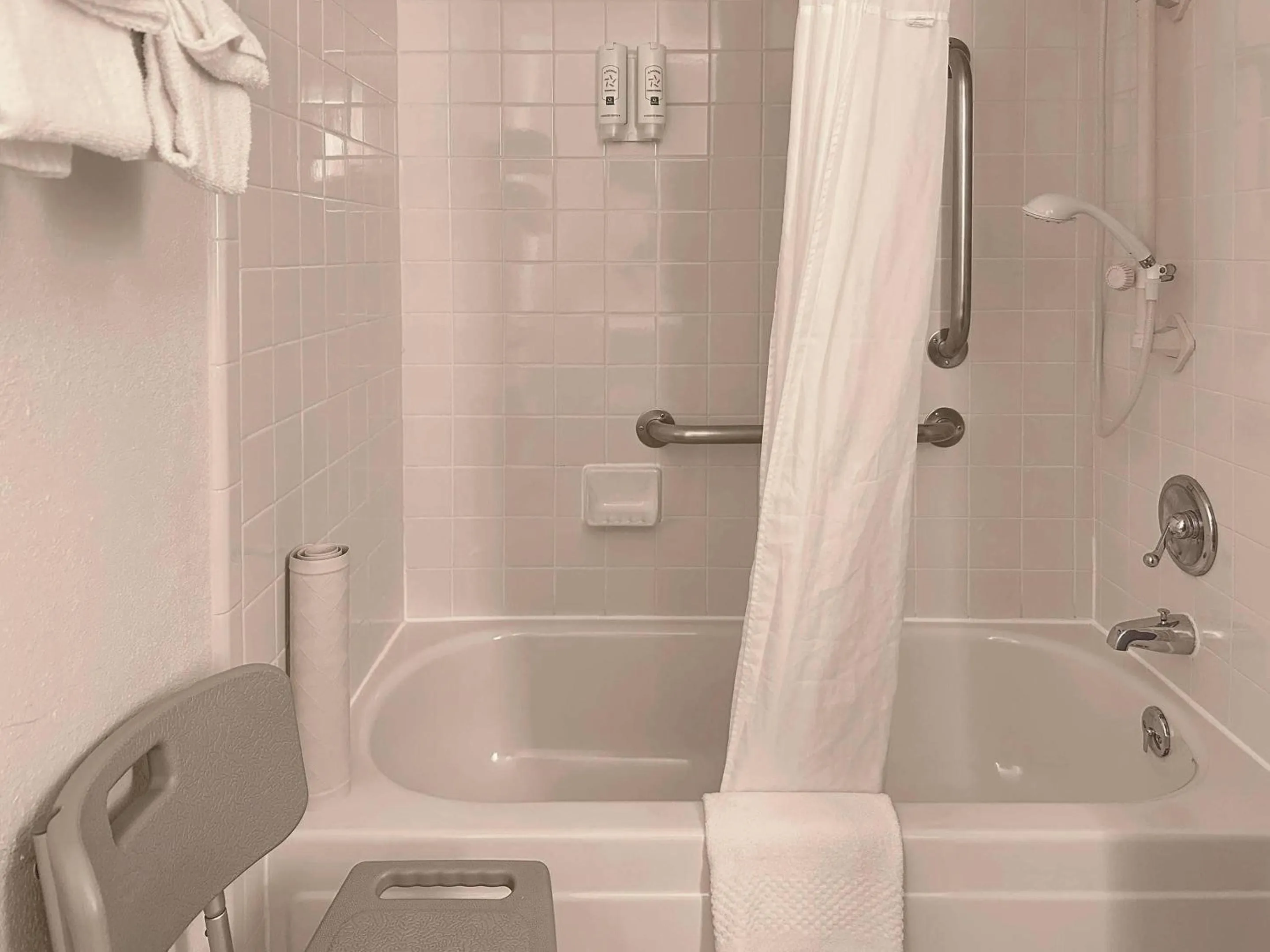 King Suite - Disability Access/Non-Smoking in Quality Inn & Suites Everett