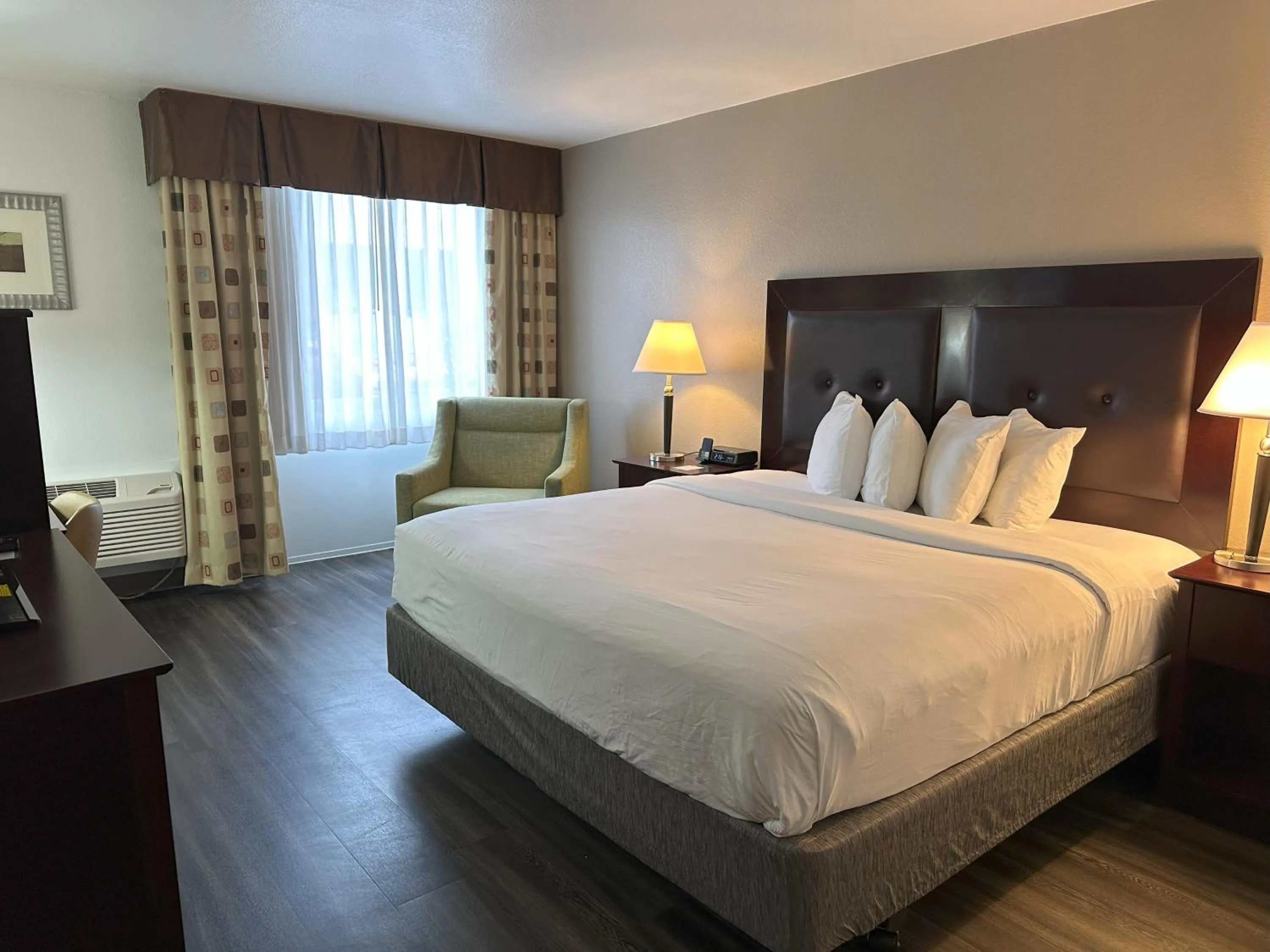 King Room - Accessible/Non-Smoking in Quality Inn & Suites Everett