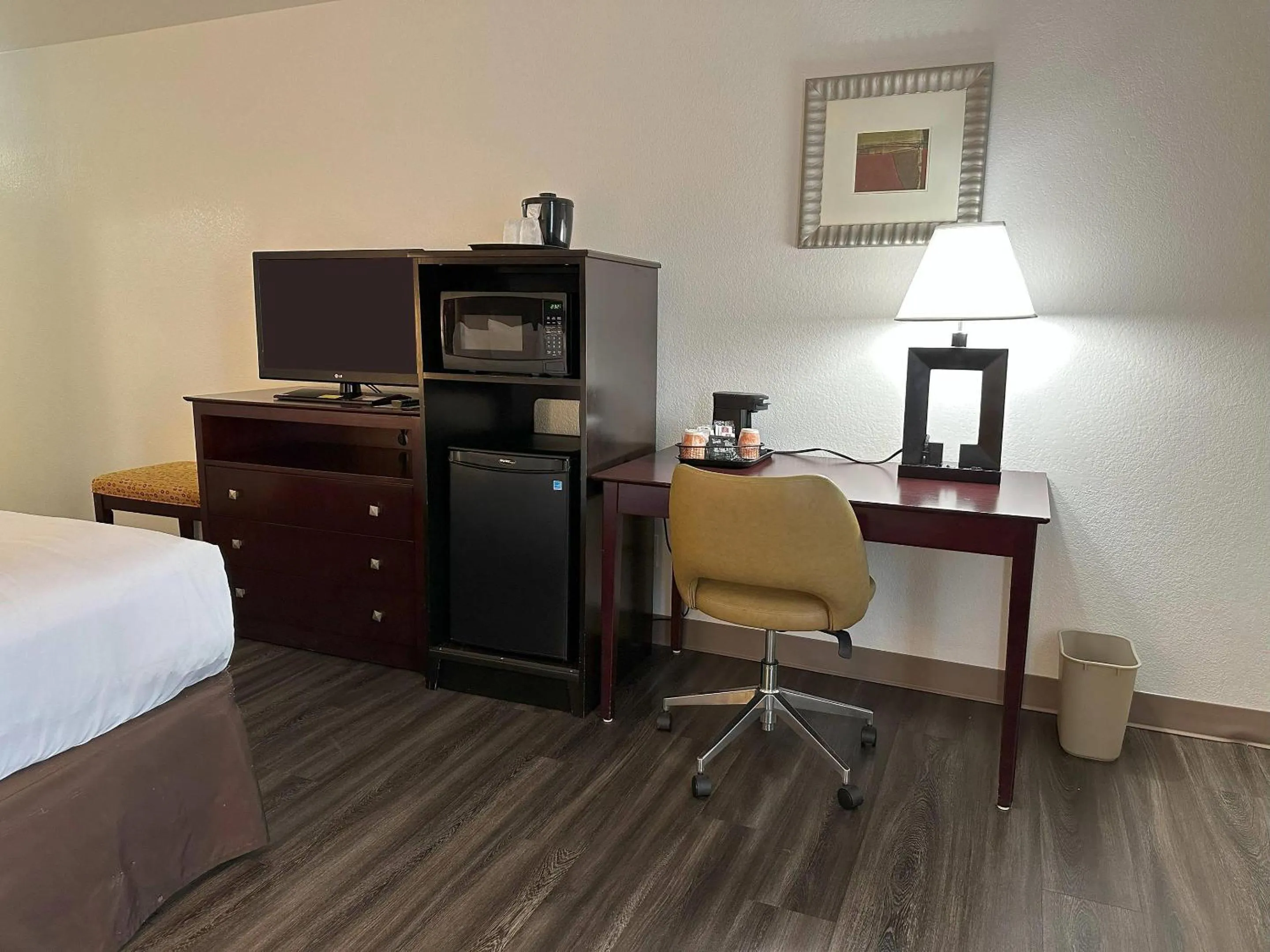 Bedroom, Bed in Quality Inn & Suites Everett