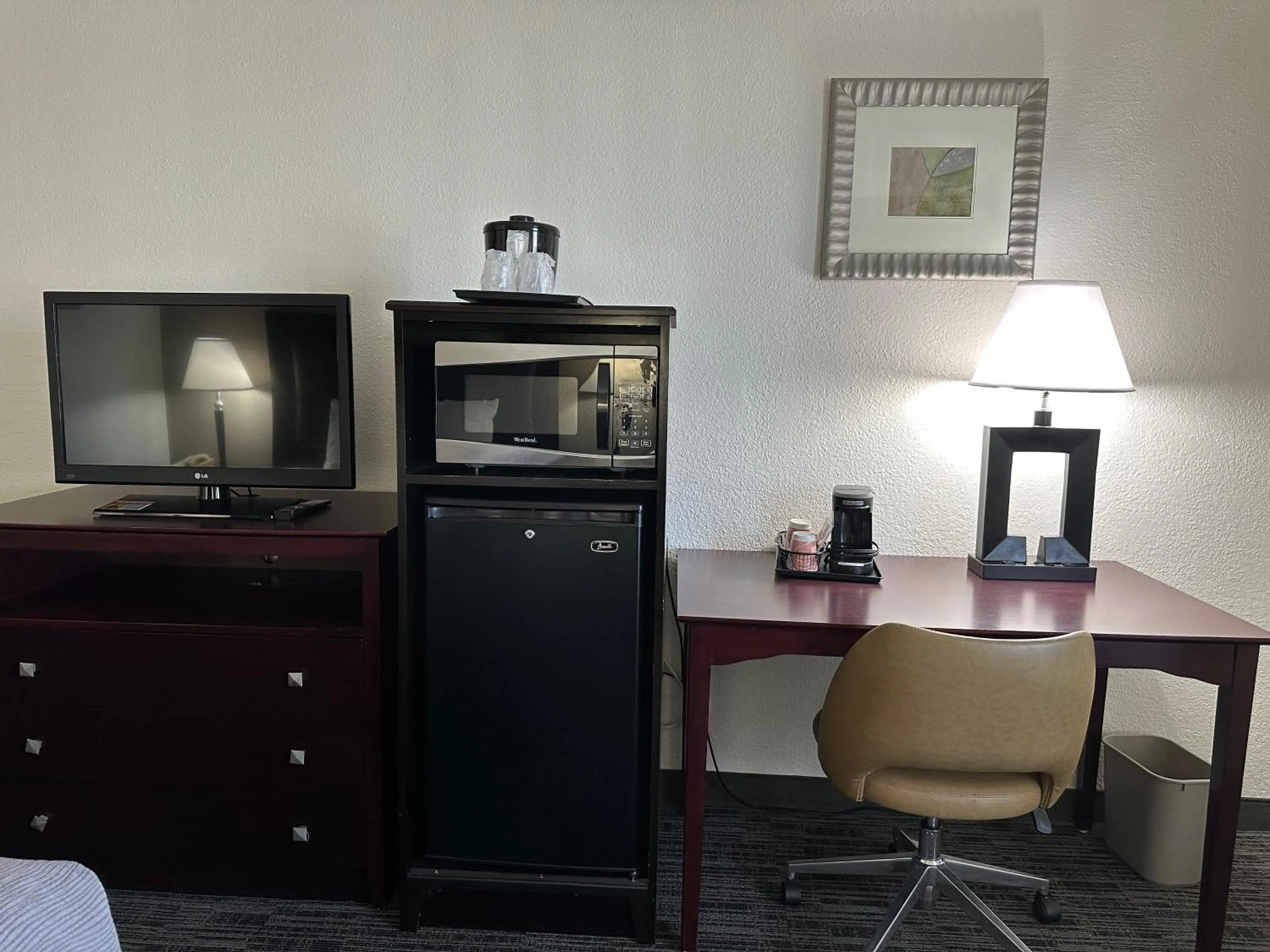 microwave in Quality Inn & Suites Everett