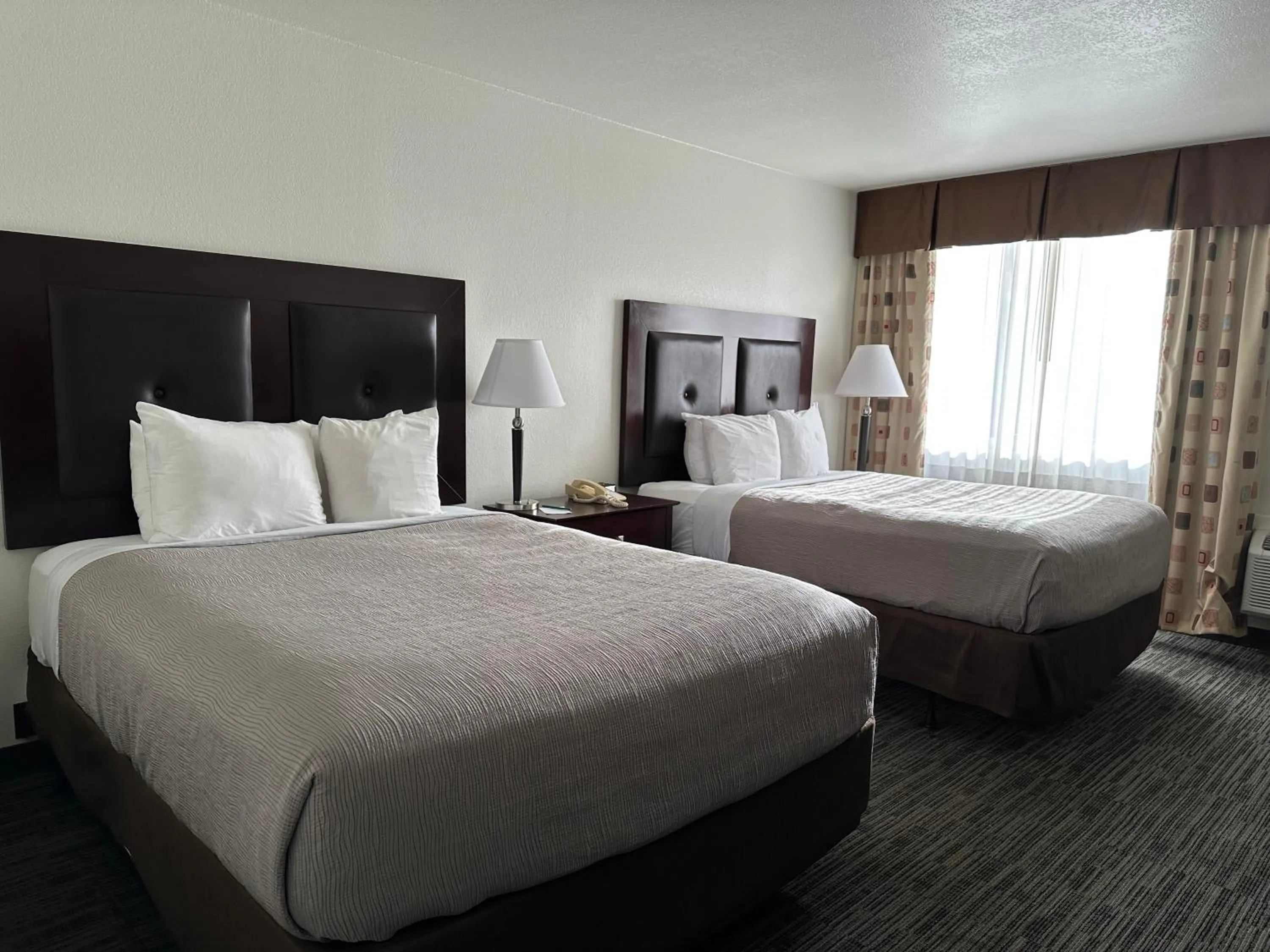 Bed in Quality Inn & Suites Everett