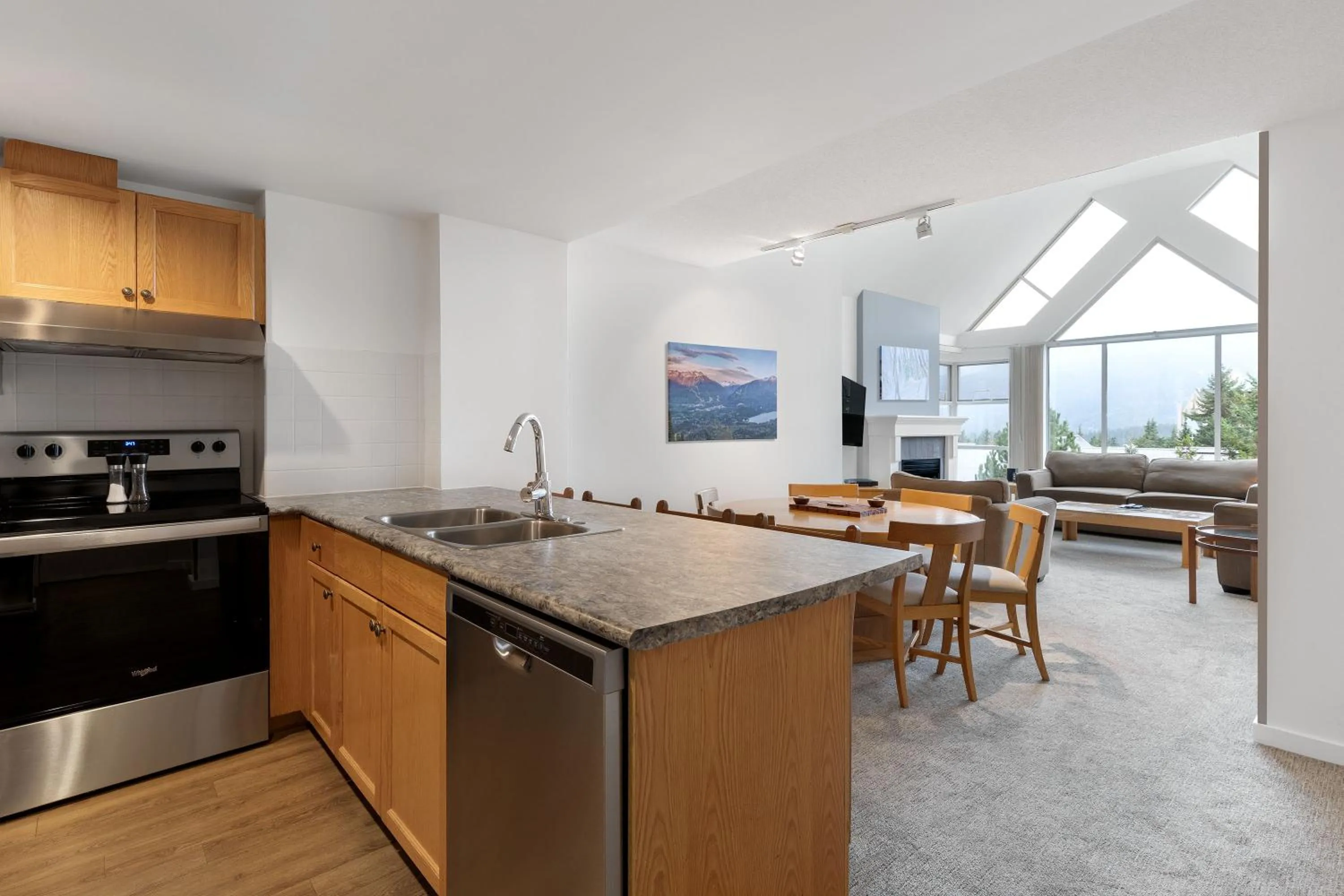 Kitchen or kitchenette in The Woodrun Lodge by Whiski Jack