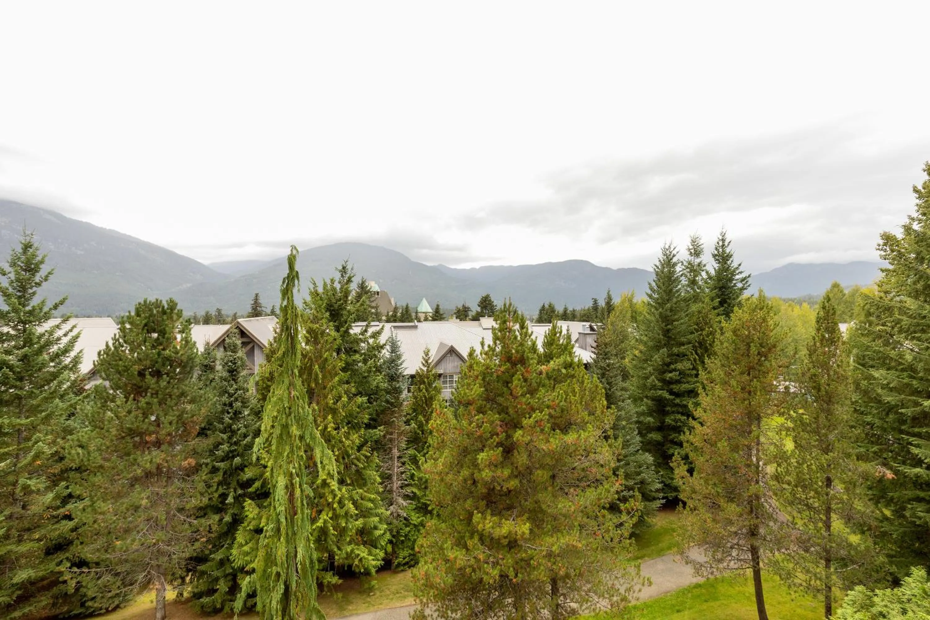 Mountain view in The Woodrun Lodge by Whiski Jack