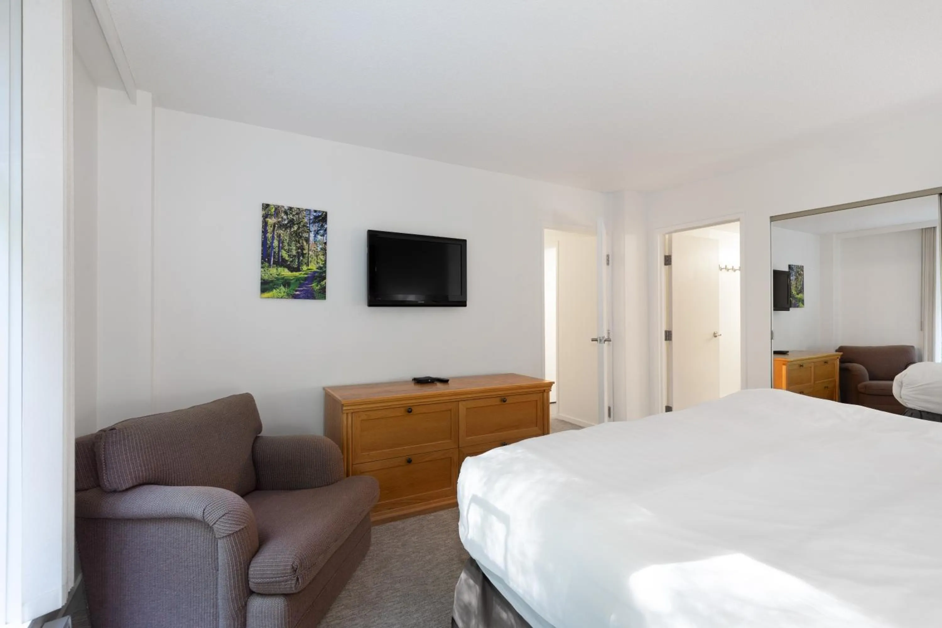 Bedroom, Bed in The Woodrun Lodge by Whiski Jack