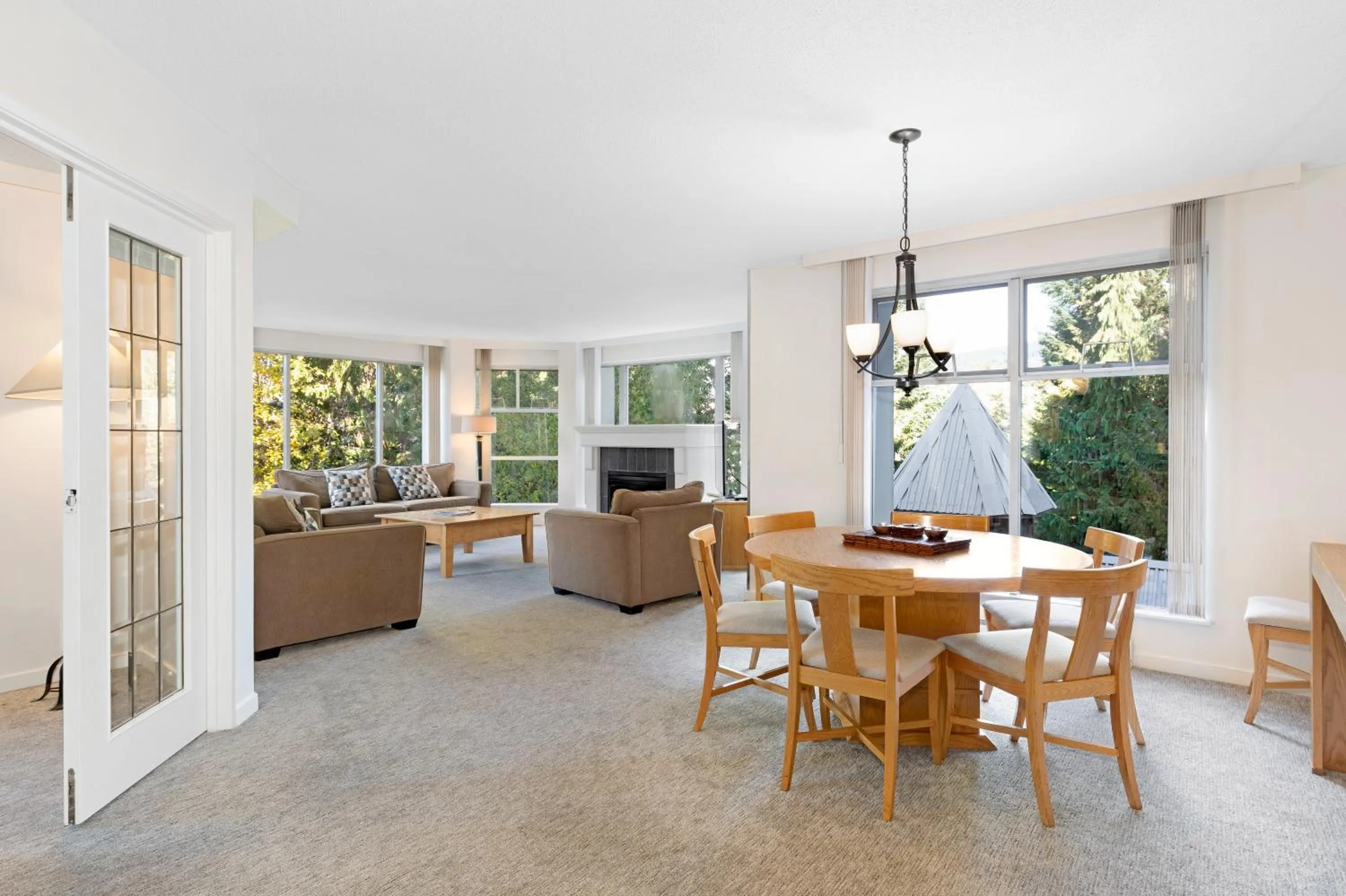 Living room in The Woodrun Lodge by Whiski Jack