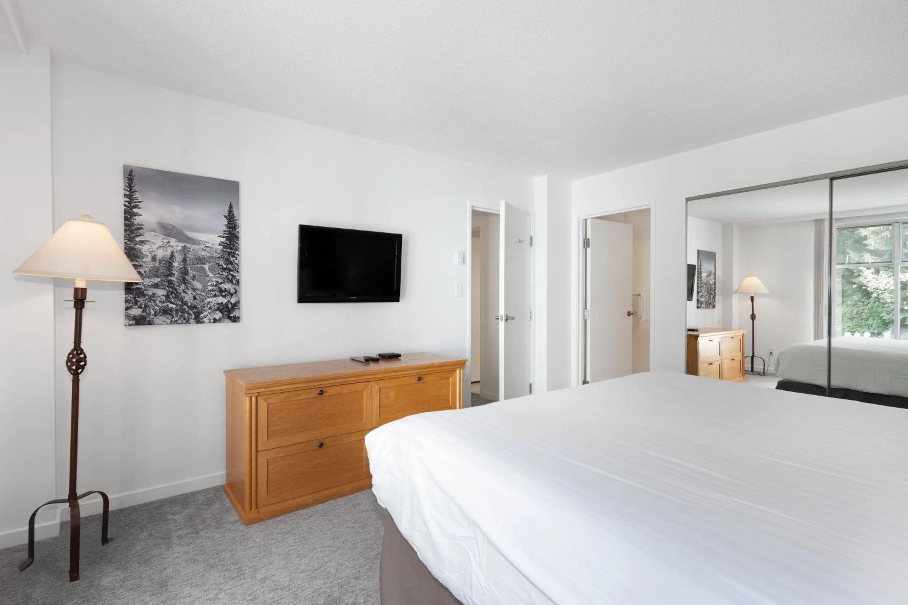 Bedroom, Bed in The Woodrun Lodge by Whiski Jack