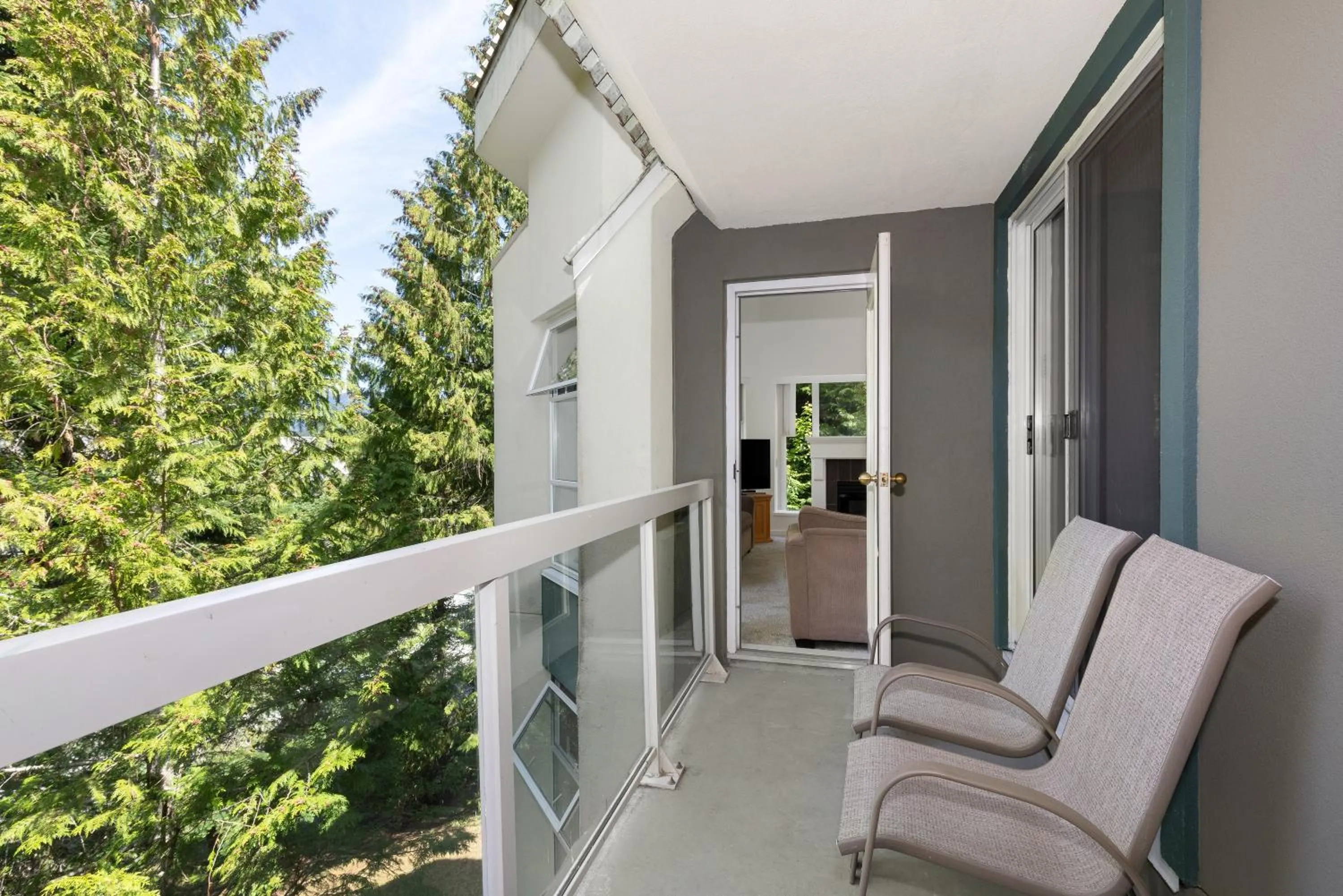 Balcony/Terrace in The Woodrun Lodge by Whiski Jack