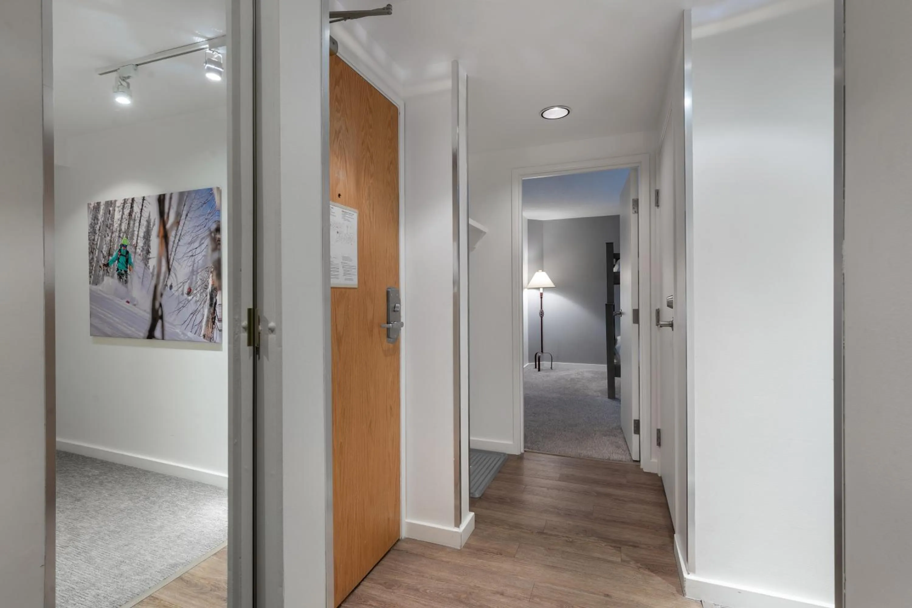 Facade/entrance, Bed in The Woodrun Lodge by Whiski Jack