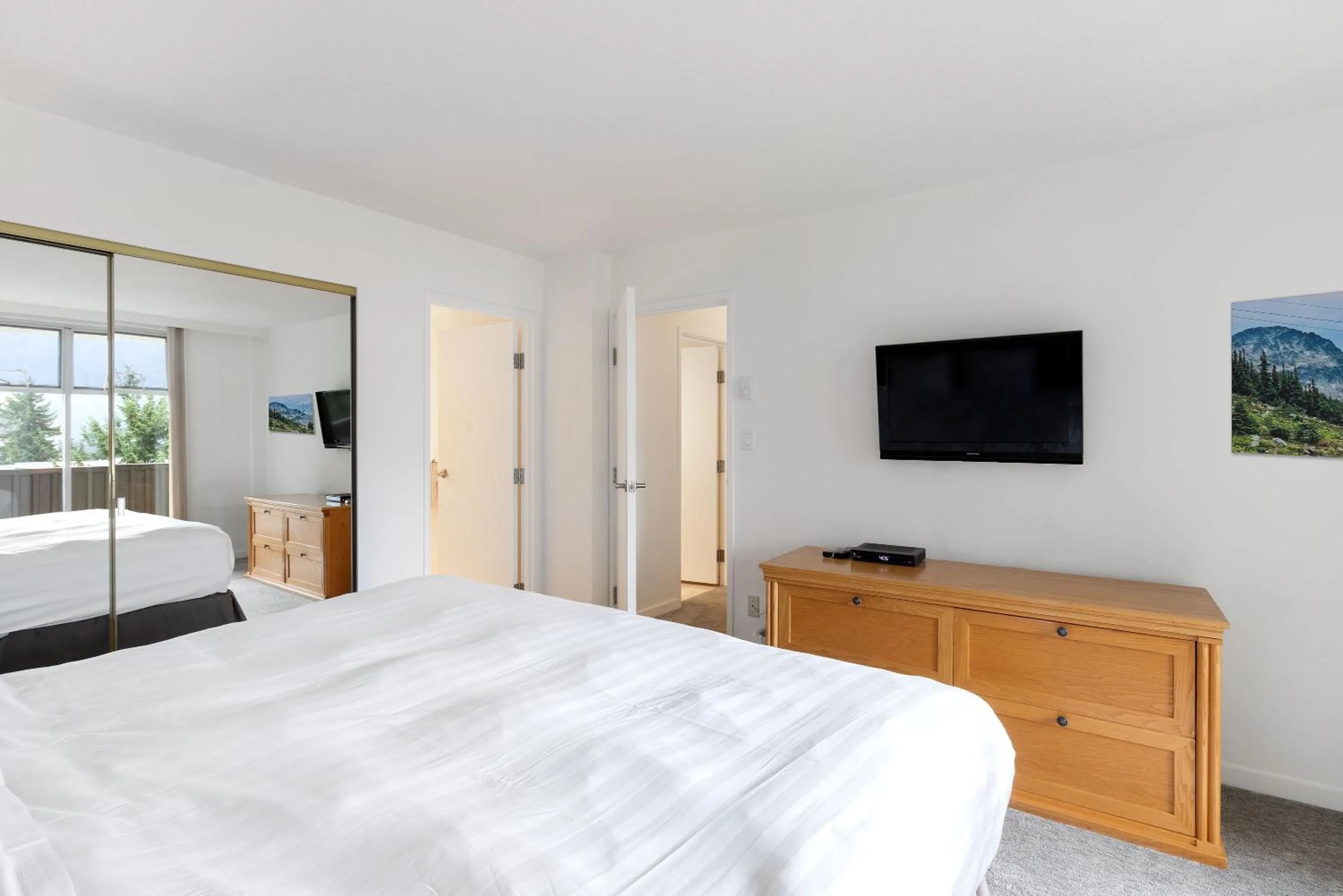 Bedroom, Bed in The Woodrun Lodge by Whiski Jack