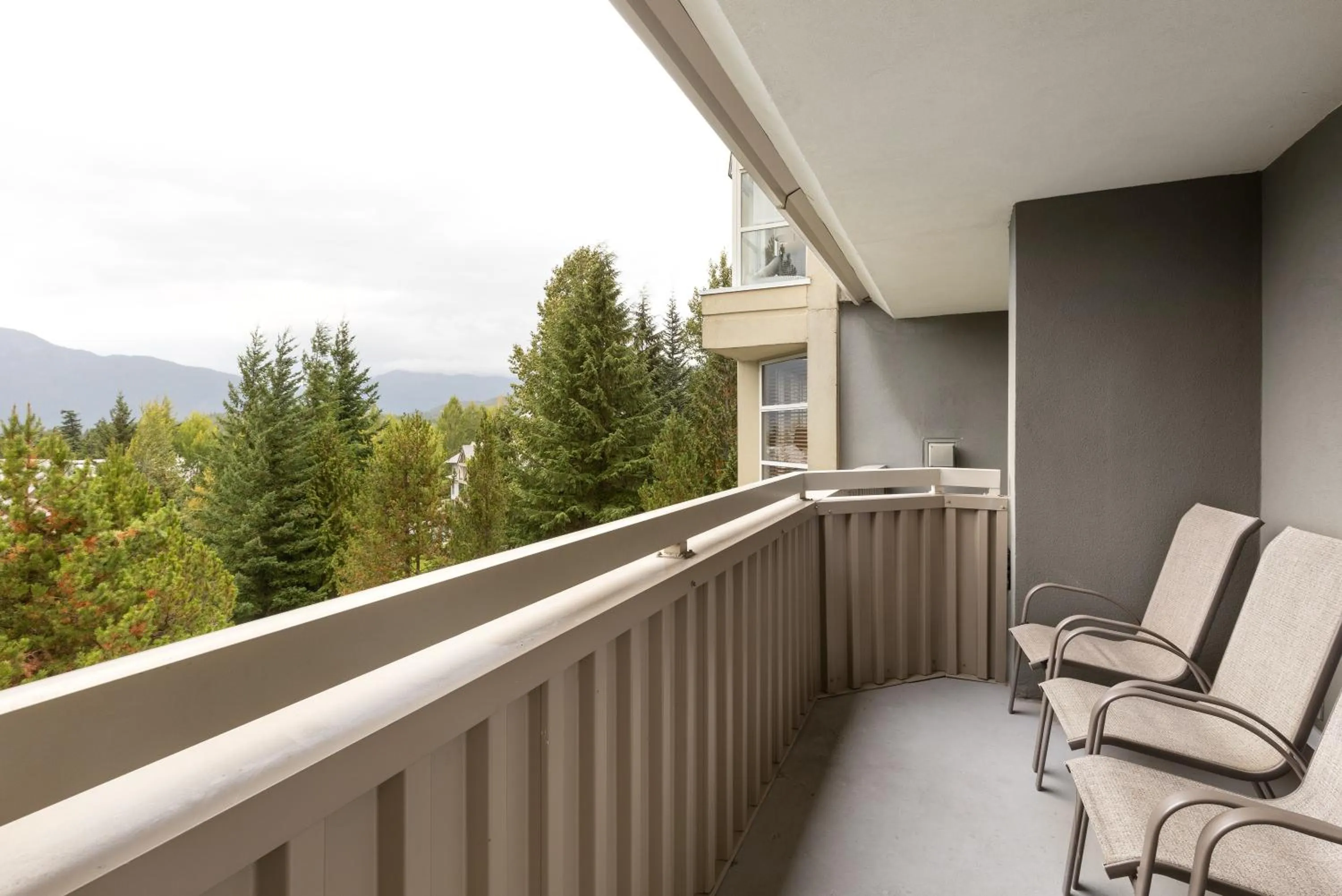 Balcony/Terrace in The Woodrun Lodge by Whiski Jack