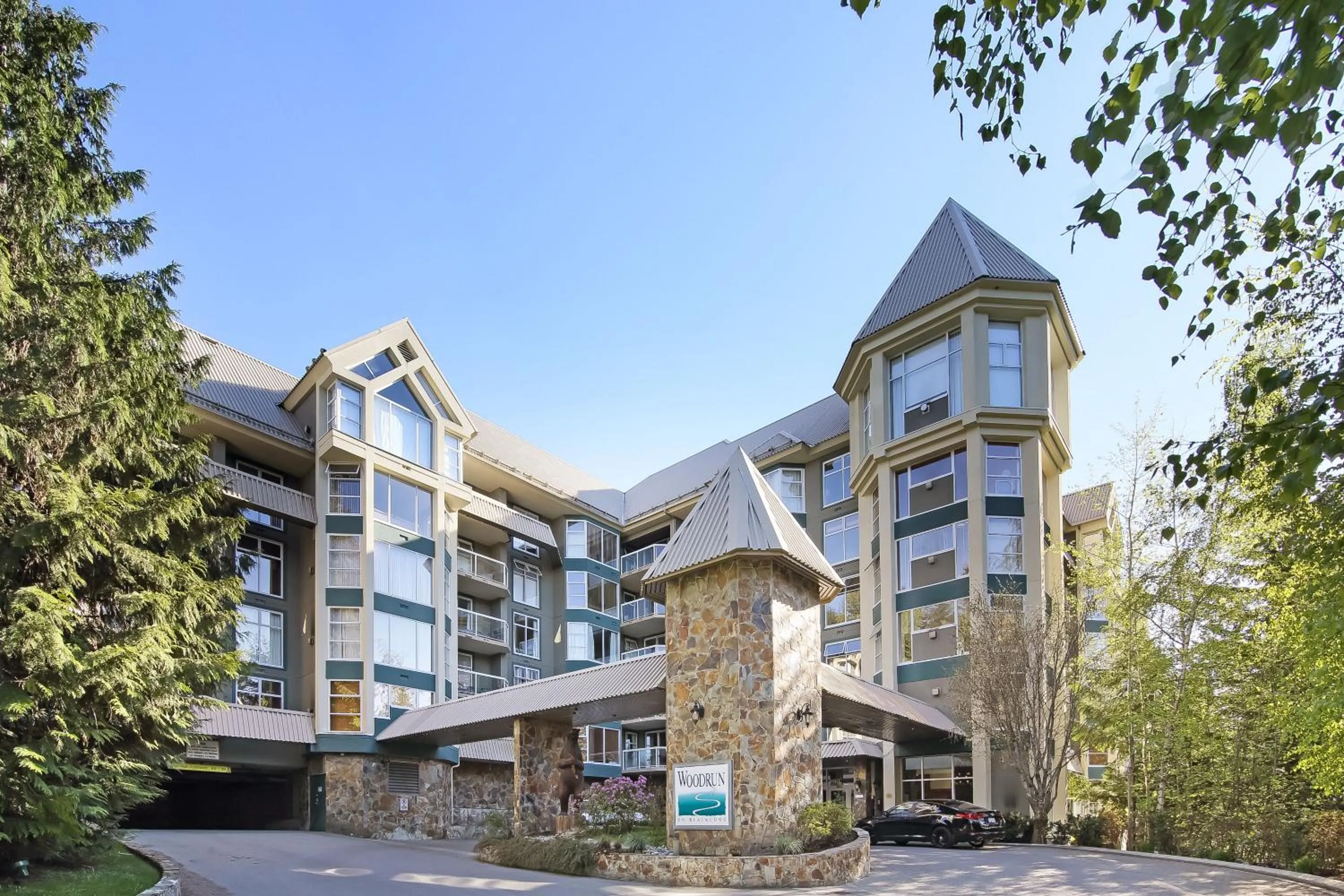 Facade/entrance in The Woodrun Lodge by Whiski Jack