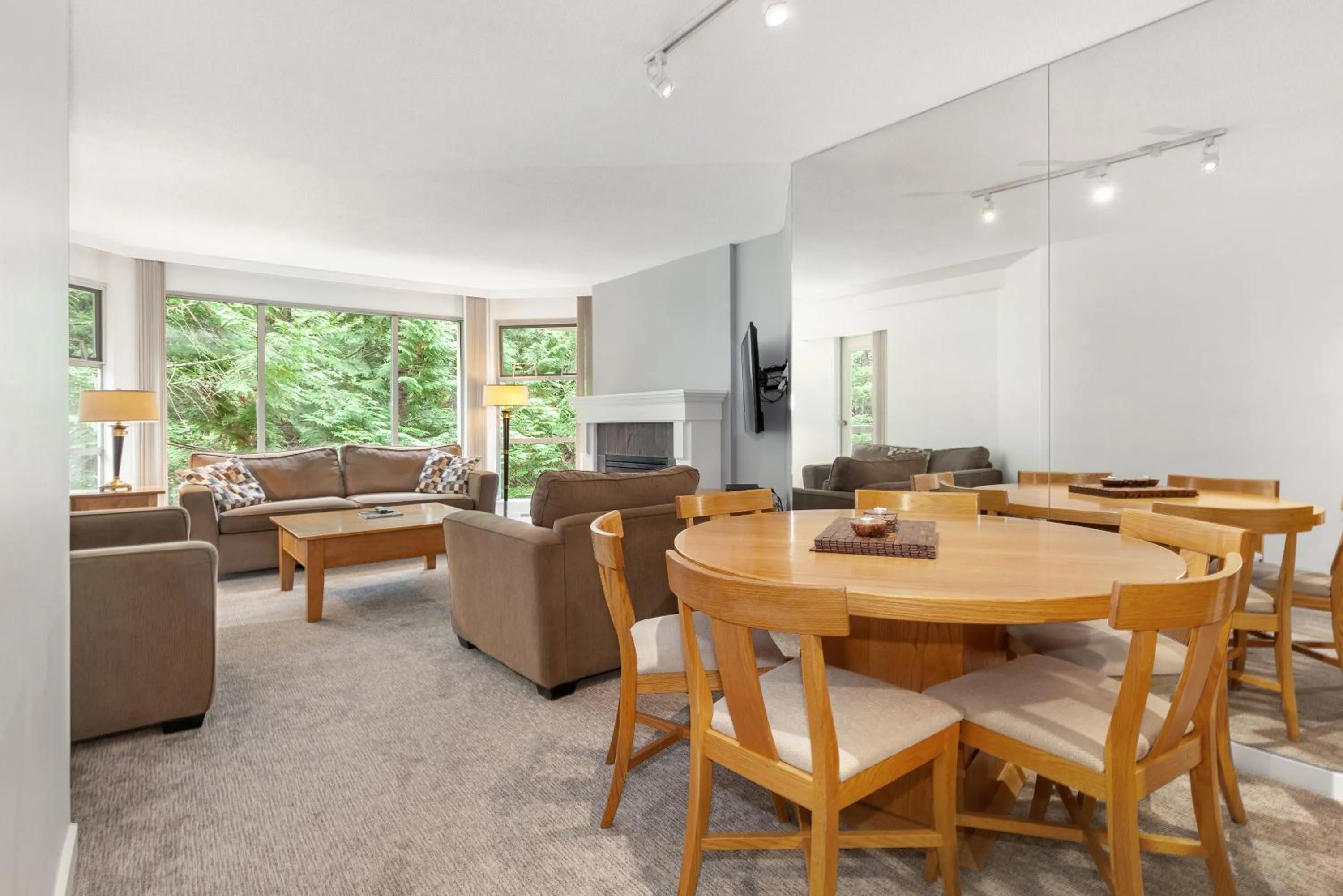 Living room in The Woodrun Lodge by Whiski Jack