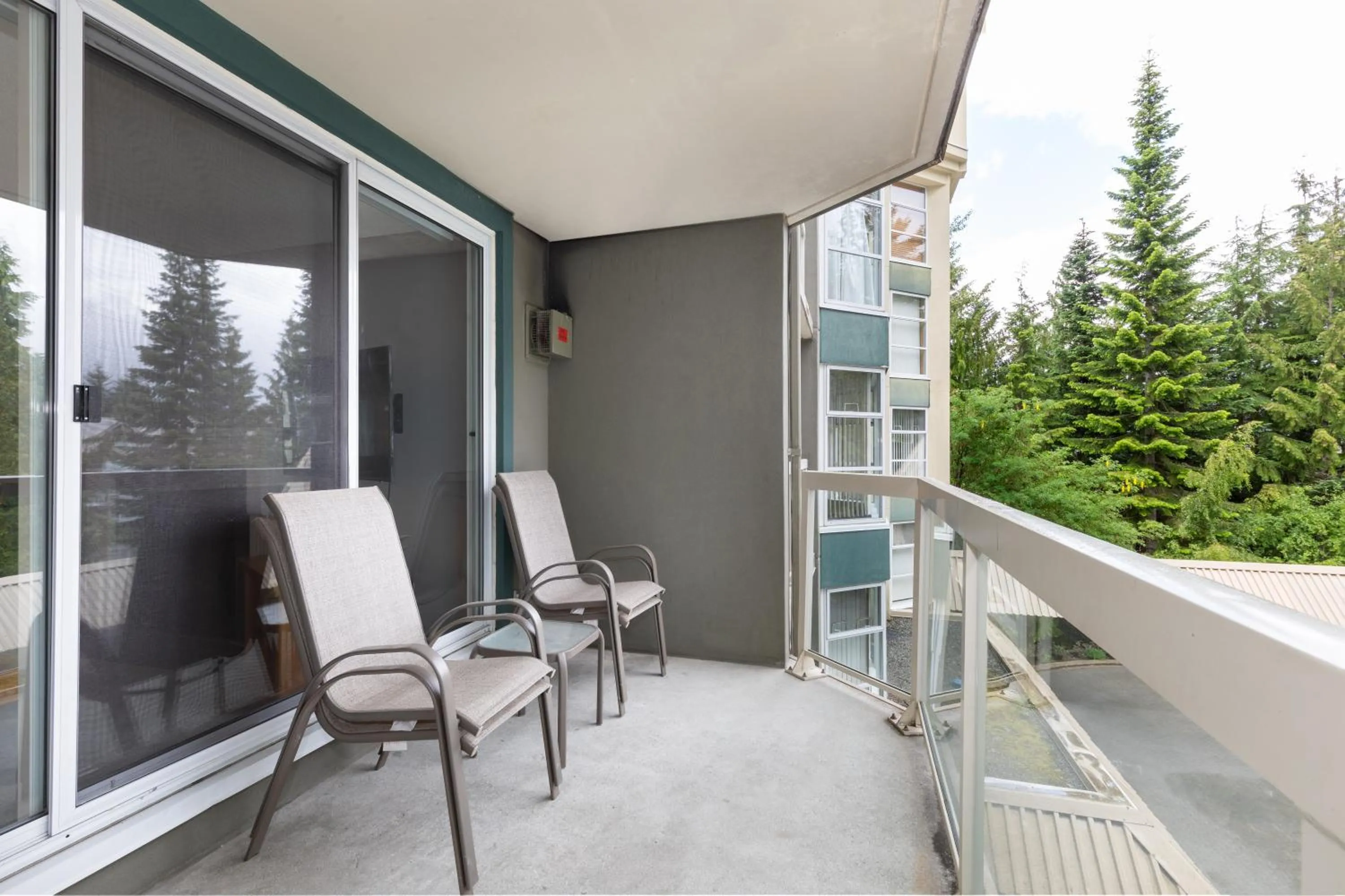 Patio in The Woodrun Lodge by Whiski Jack