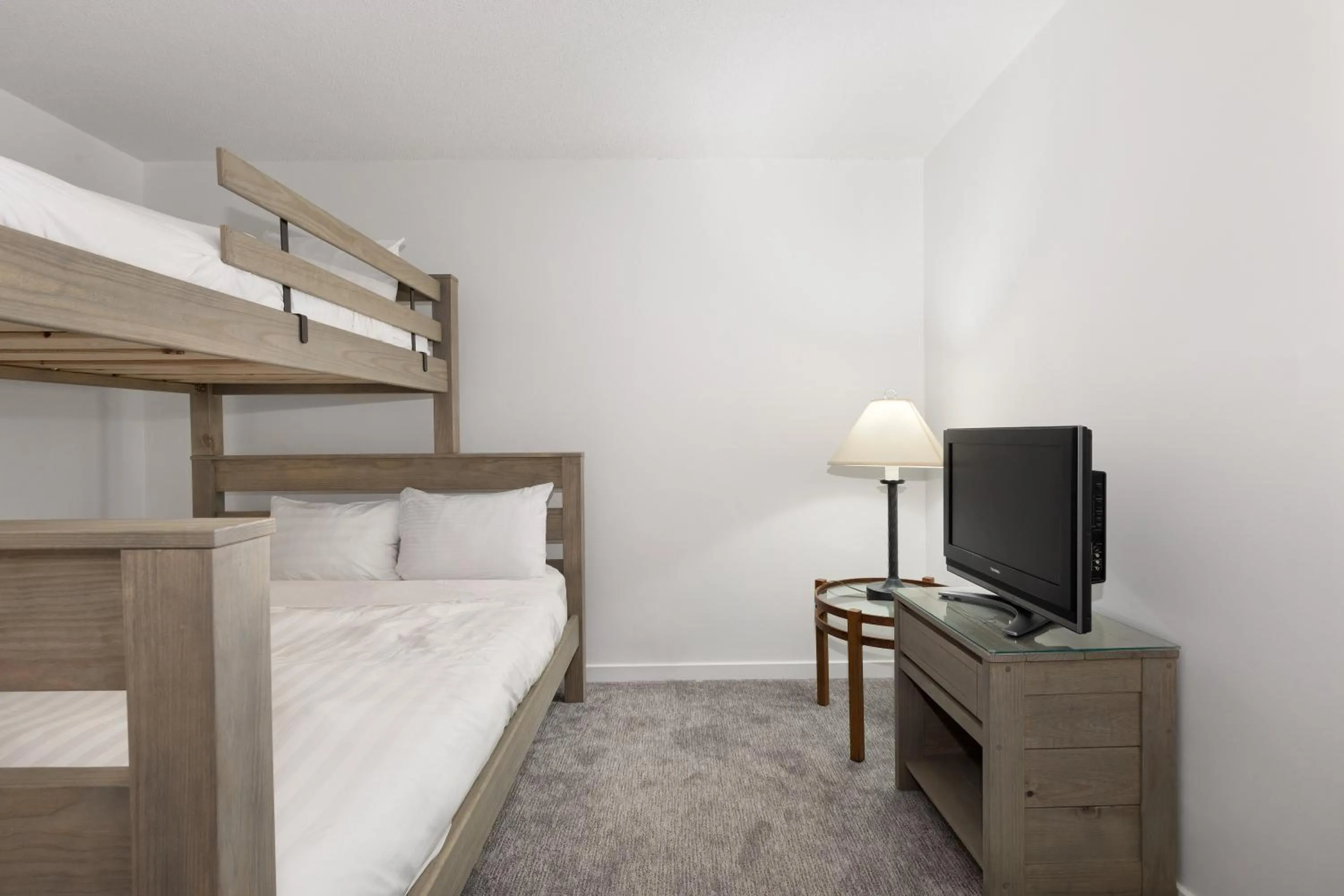 TV and multimedia, Bed in The Woodrun Lodge by Whiski Jack