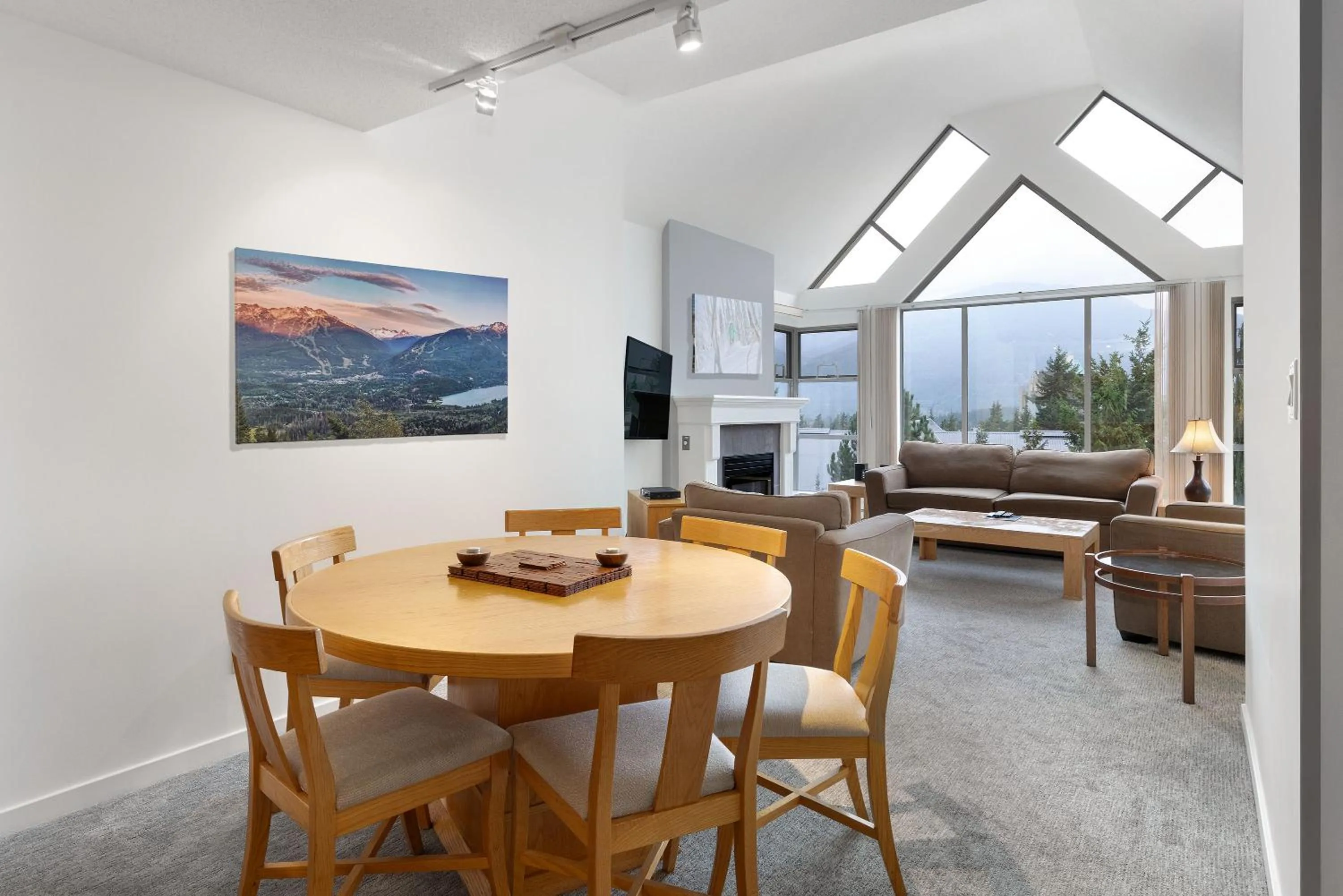 Dining area in The Woodrun Lodge by Whiski Jack