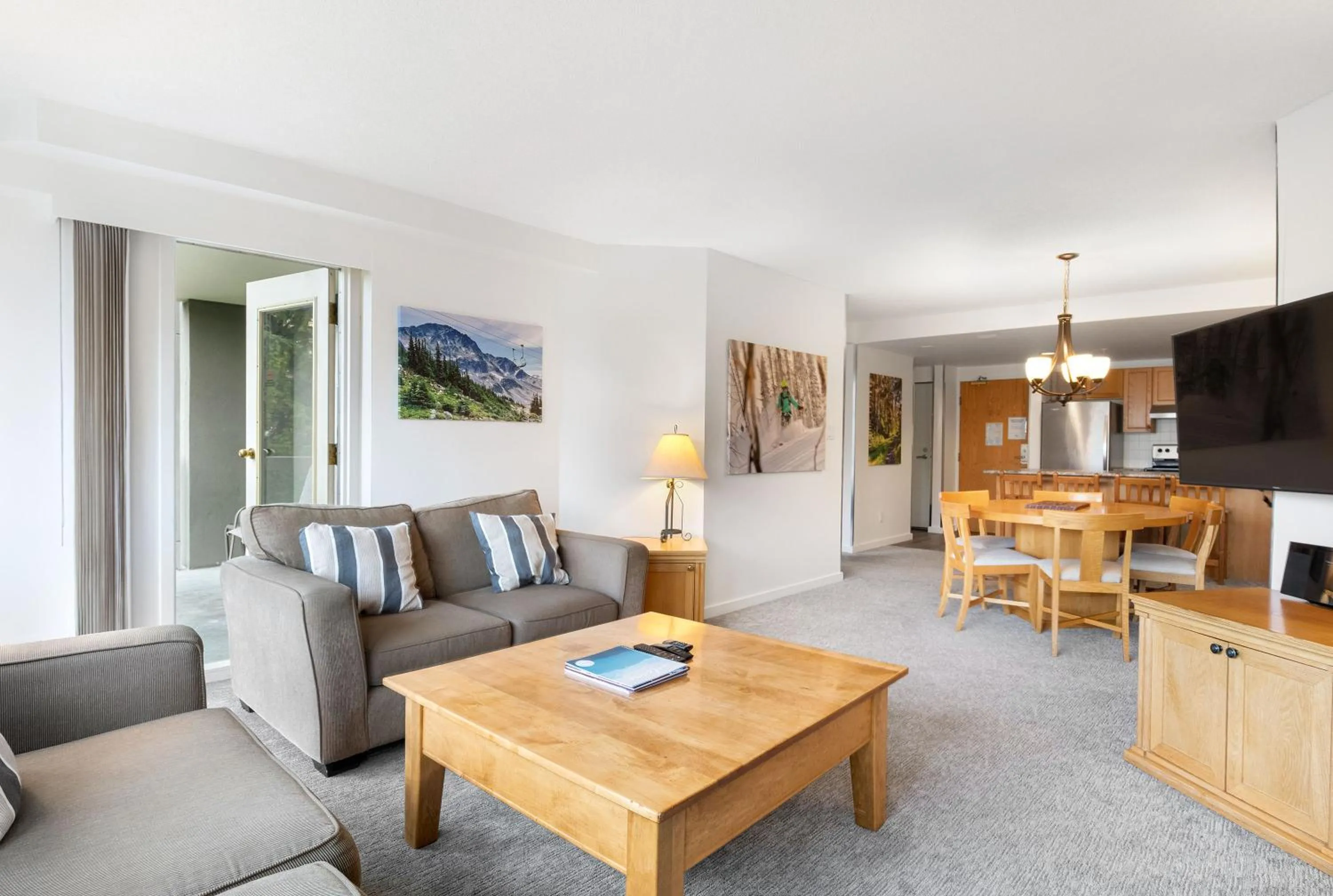 Living room in The Woodrun Lodge by Whiski Jack