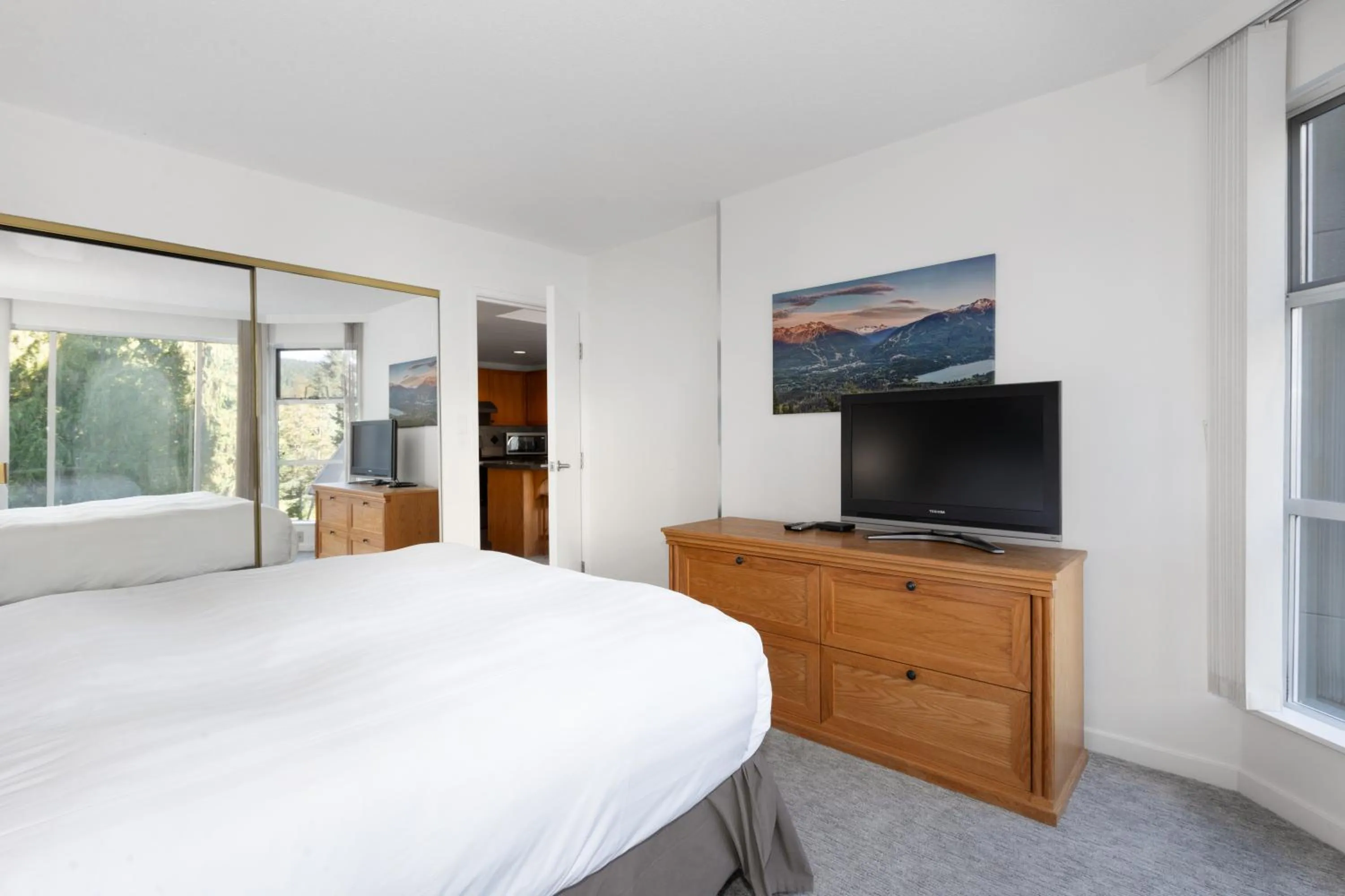 Bedroom, Bed in The Woodrun Lodge by Whiski Jack