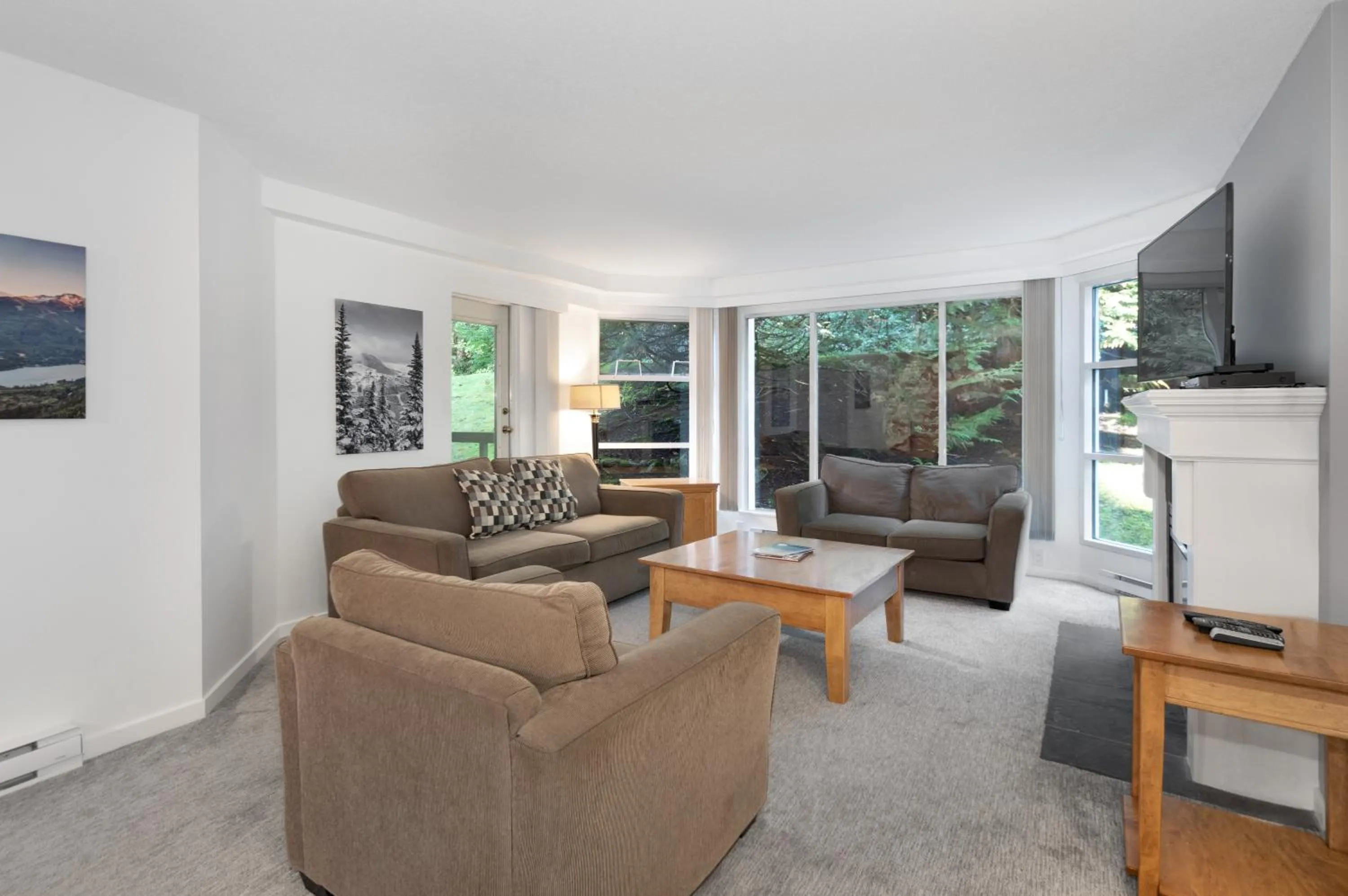 Living room in The Woodrun Lodge by Whiski Jack