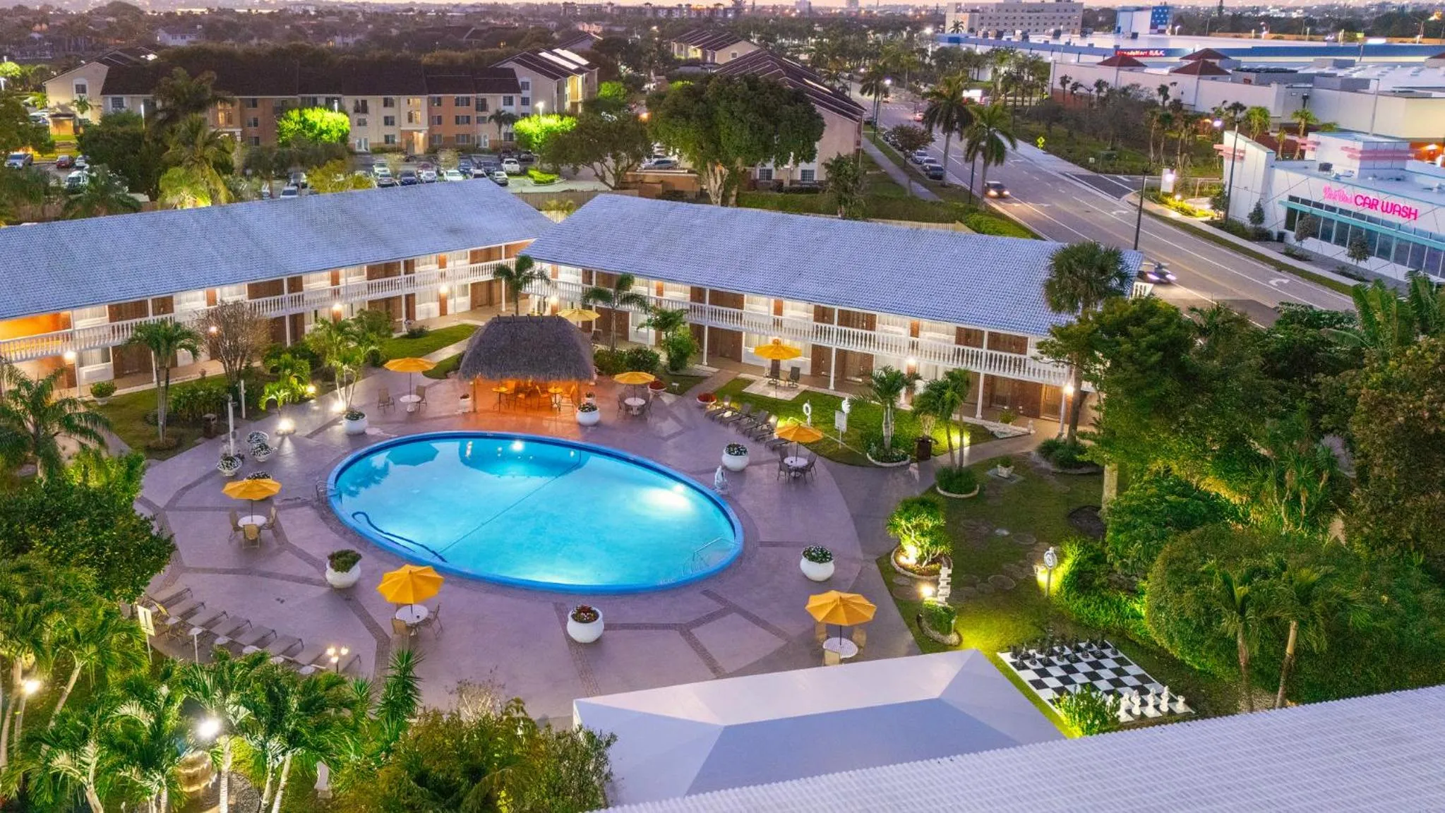 Swimming pool in Best Western Palm Beach Lakes