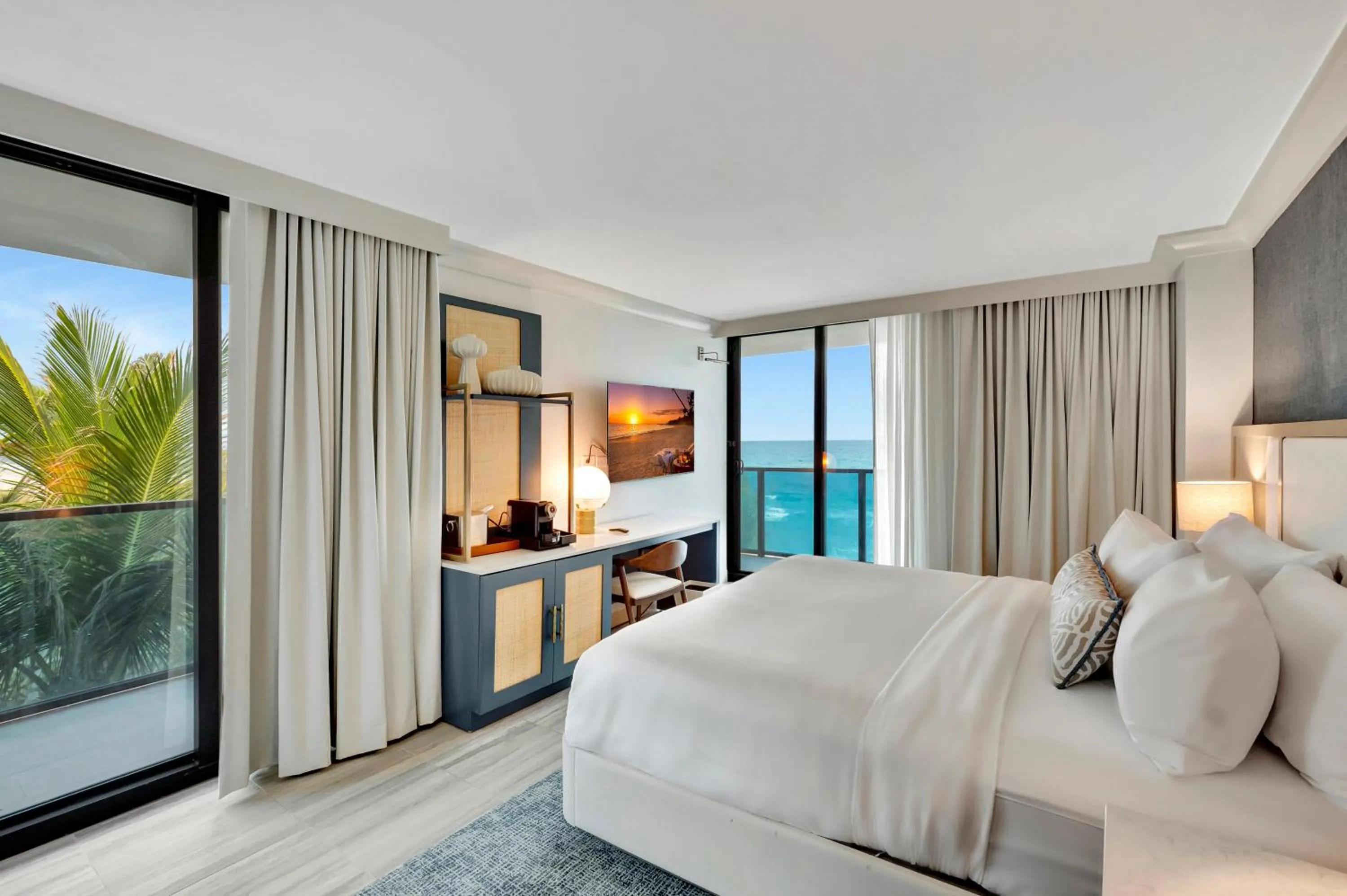 Bed in Tideline Palm Beach Ocean Resort and Spa