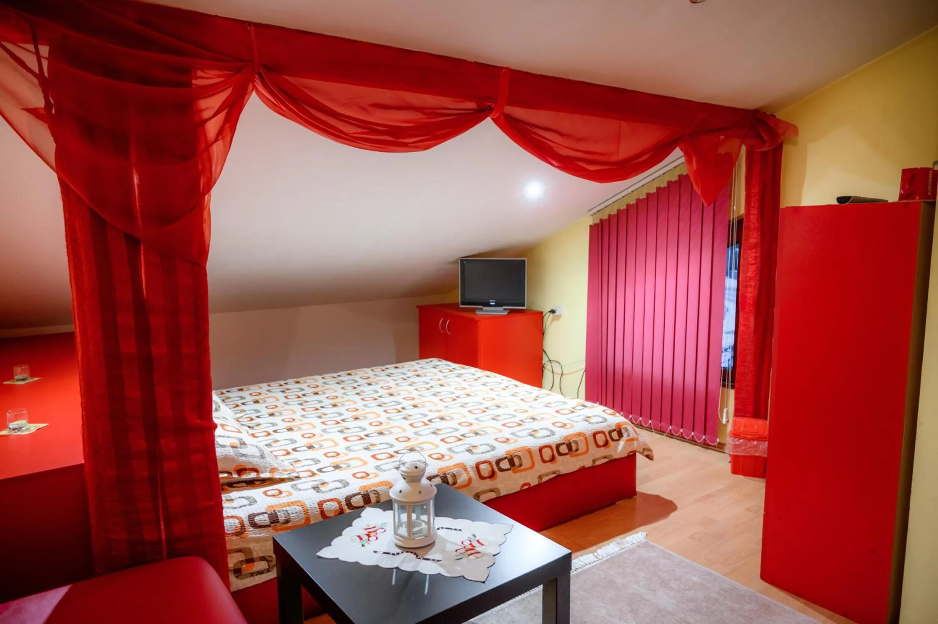 Communal lounge/ TV room, Bed in Guest House Angelkovi