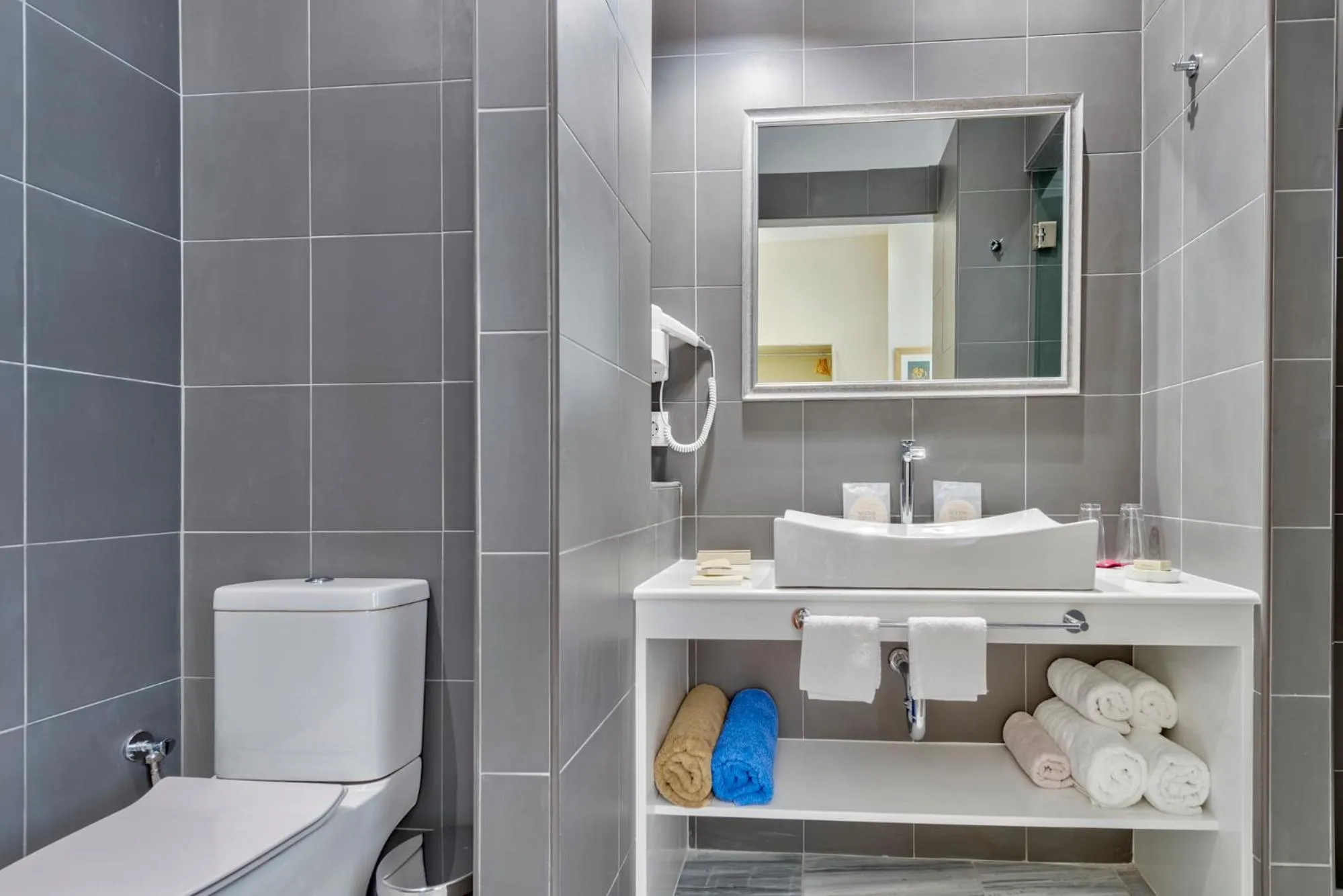 Toilet in 1844 Suites Syros