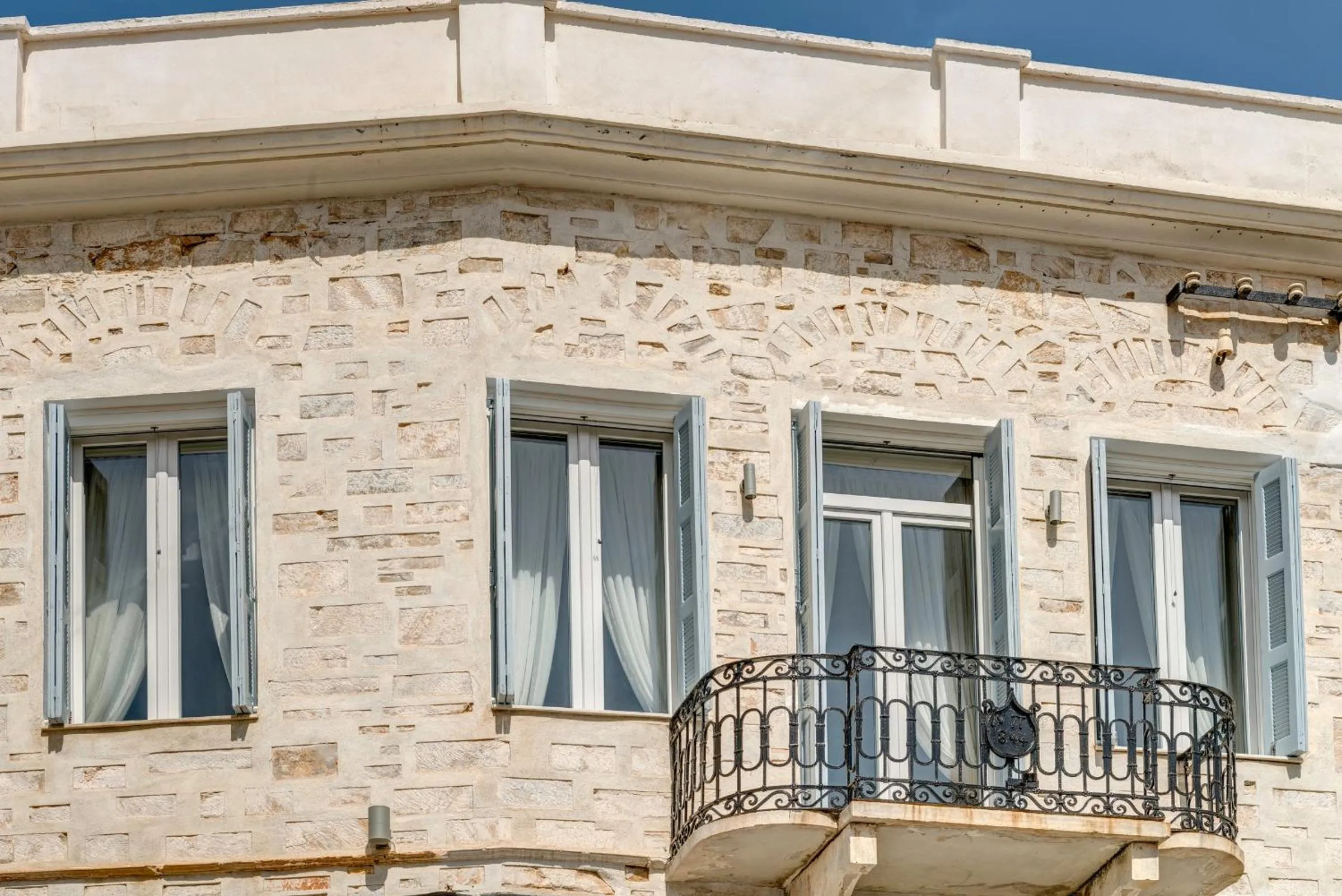 Facade/entrance in 1844 Suites Syros