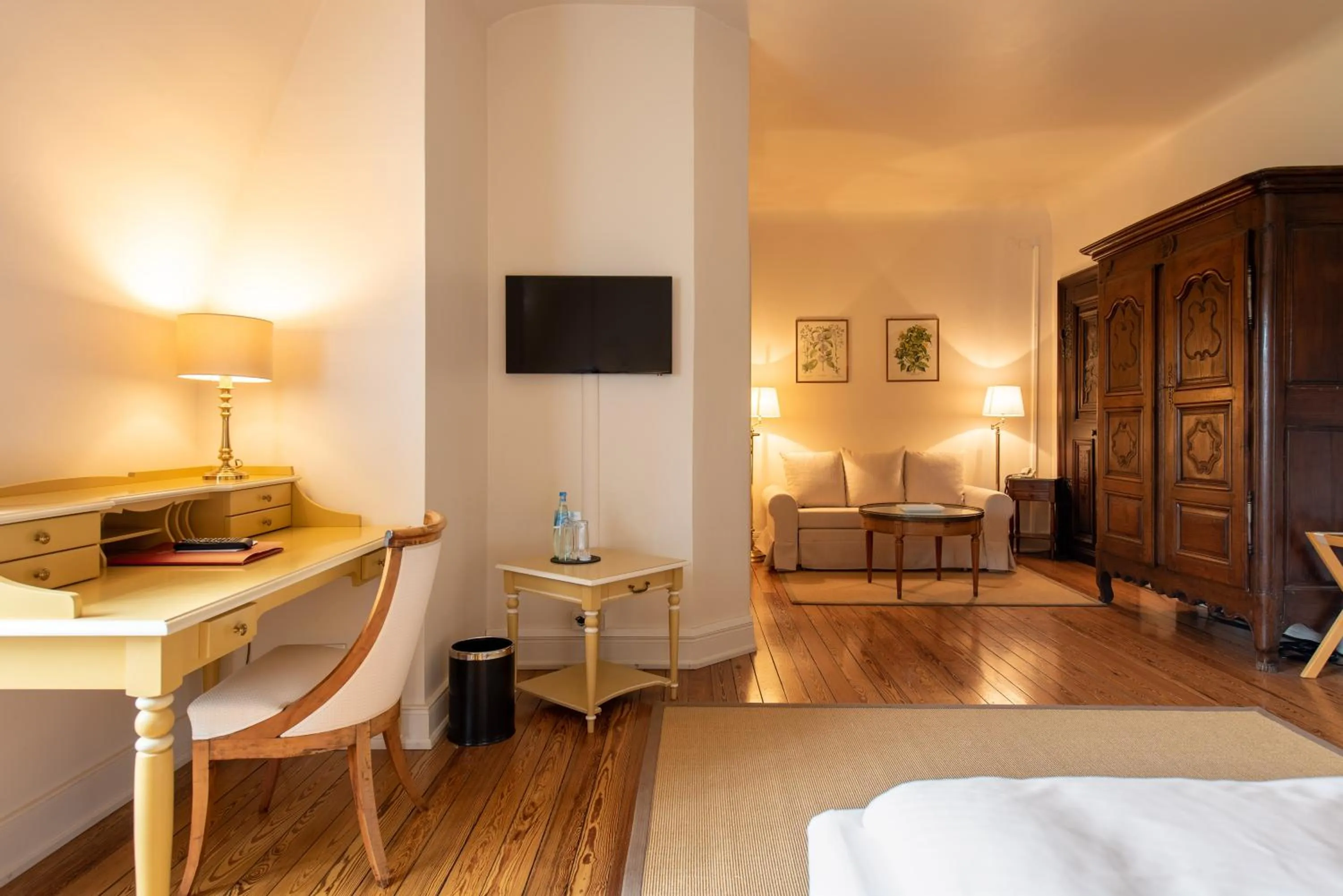 Photo of the whole room, Bed in Gästehaus Schloss Saareck