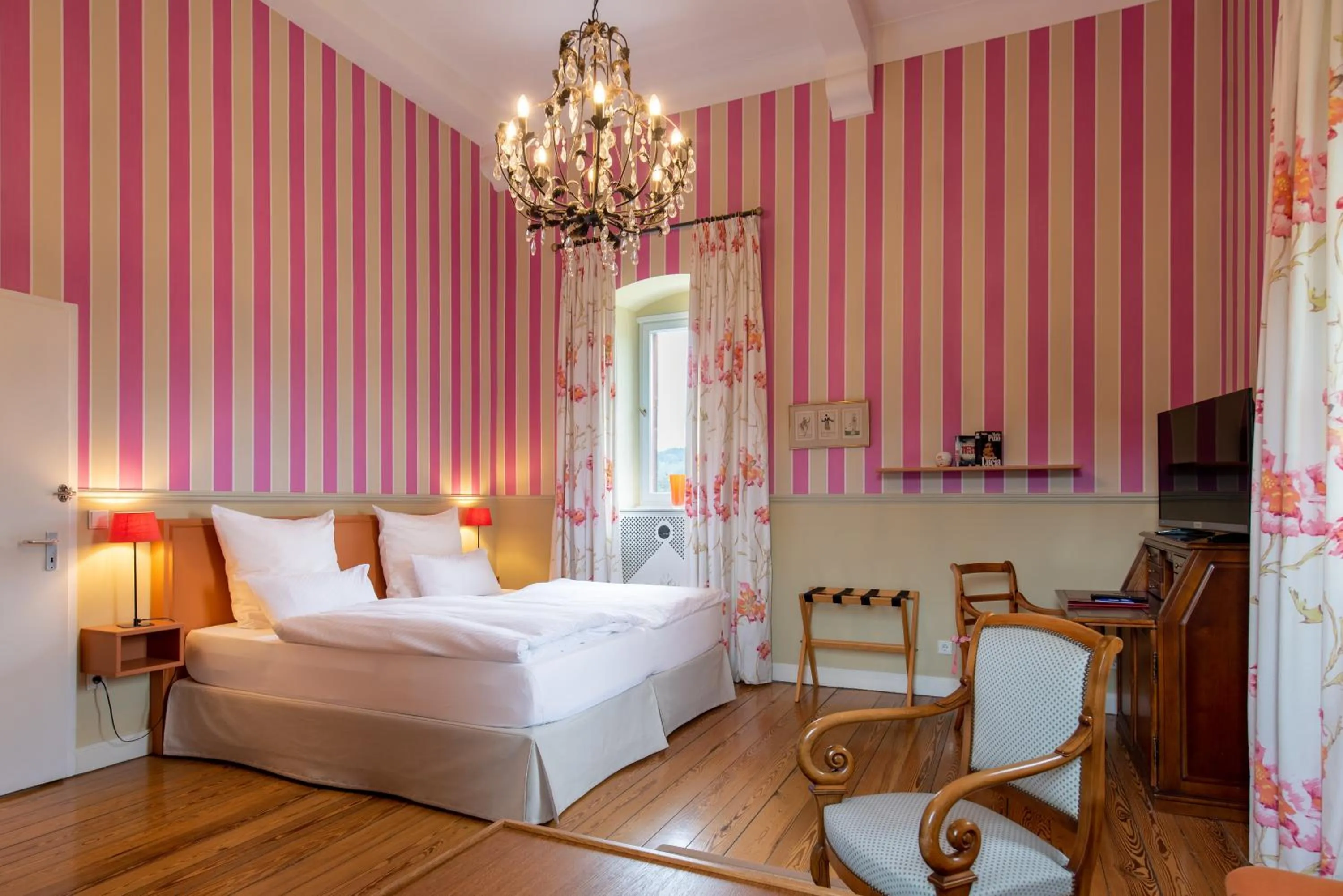 Photo of the whole room, Bed in Gästehaus Schloss Saareck