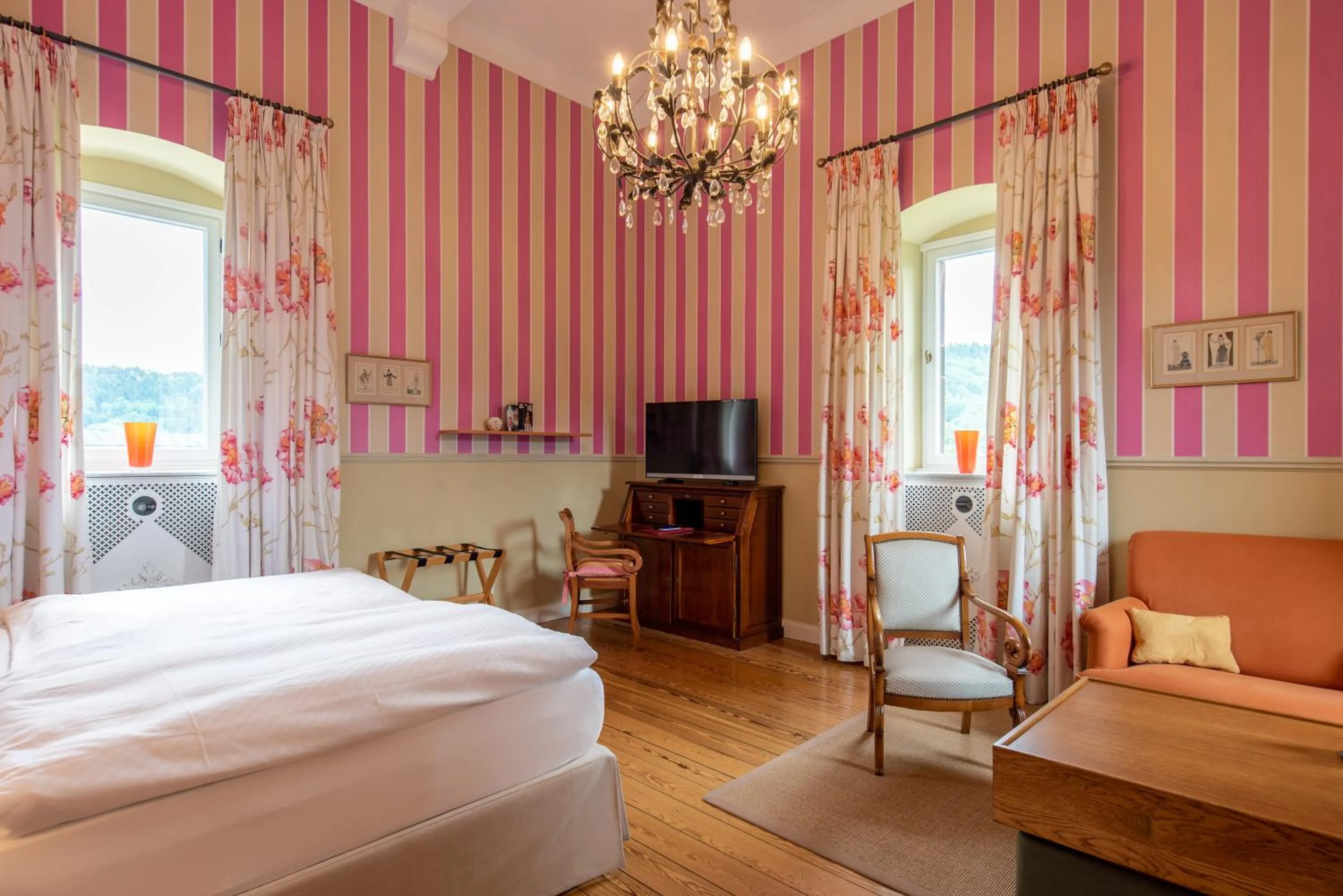 Photo of the whole room, Bed in Gästehaus Schloss Saareck