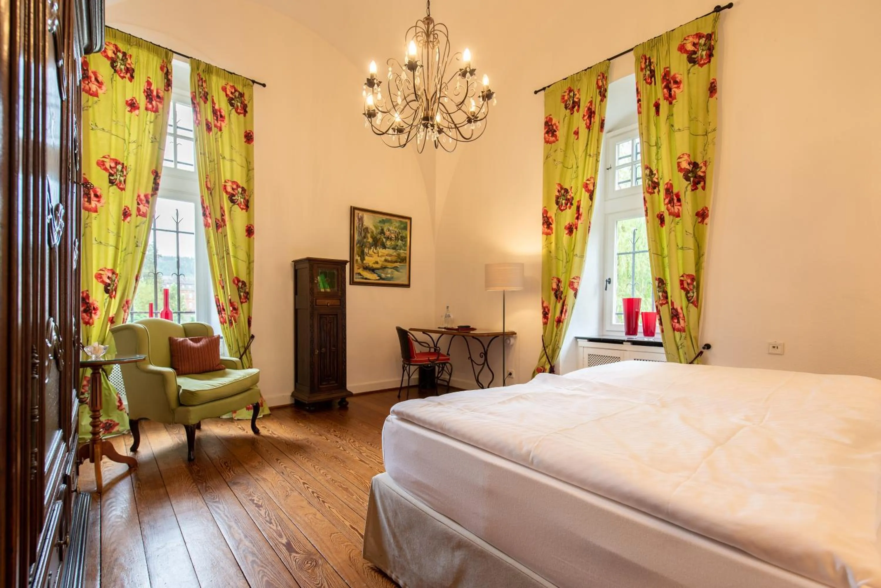 Bedroom, Bed in Gästehaus Schloss Saareck