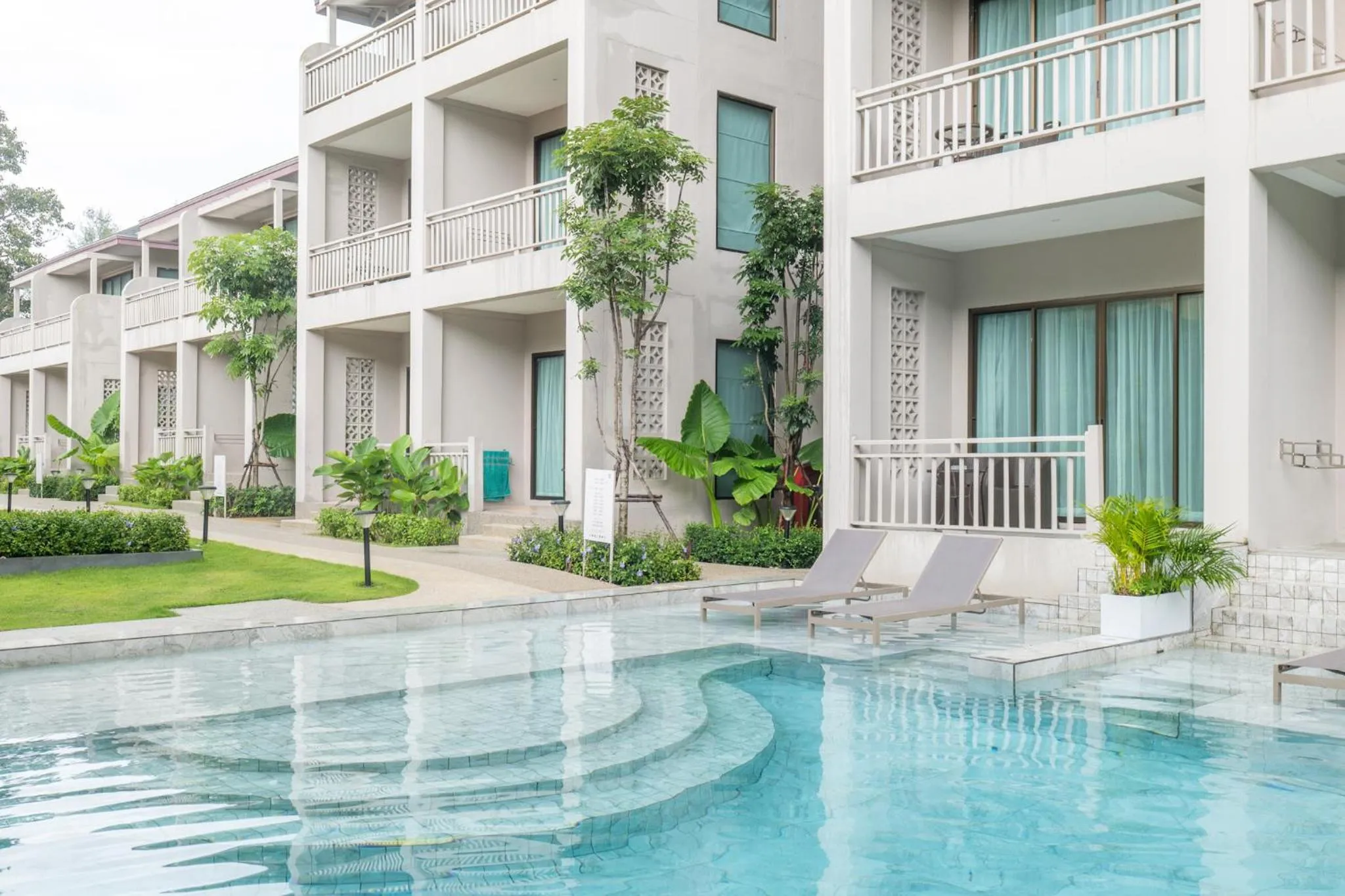 Swimming pool in Khaolak Emerald Beach Resort and Spa